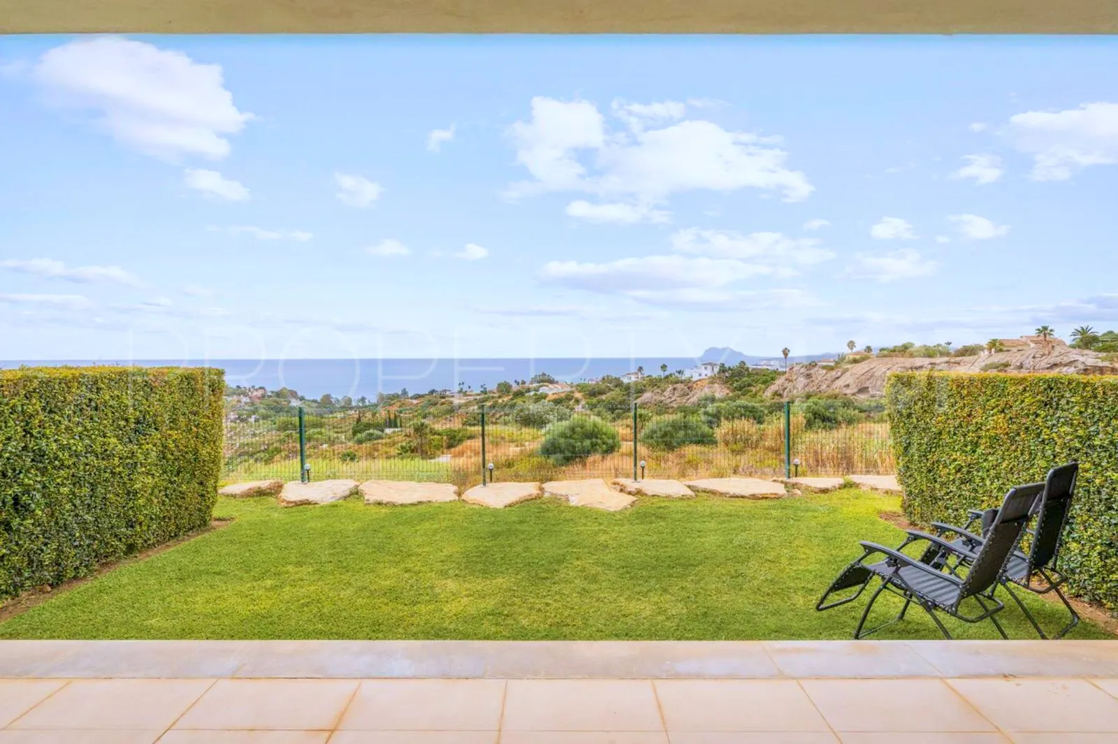 Se vende apartamento planta baja en Bahia de las Rocas de 2 dormitorios
