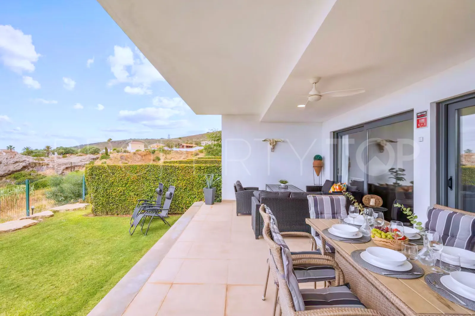 Se vende apartamento planta baja en Bahia de las Rocas de 2 dormitorios