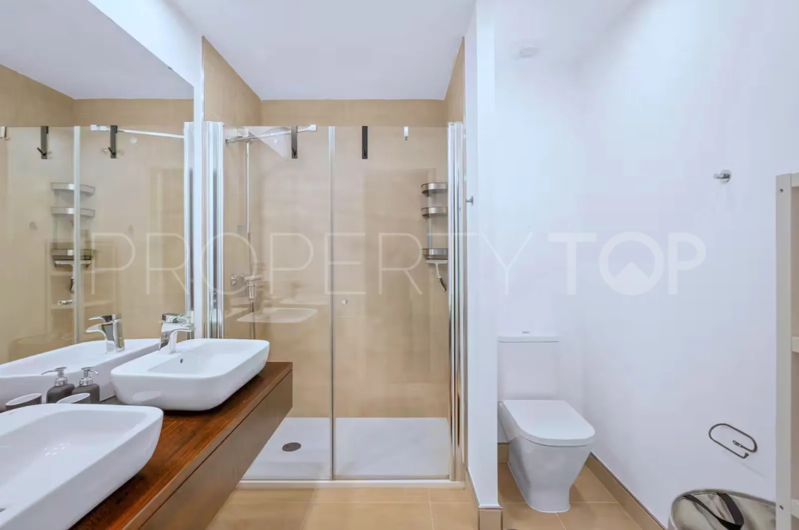 Se vende apartamento planta baja en Bahia de las Rocas de 2 dormitorios