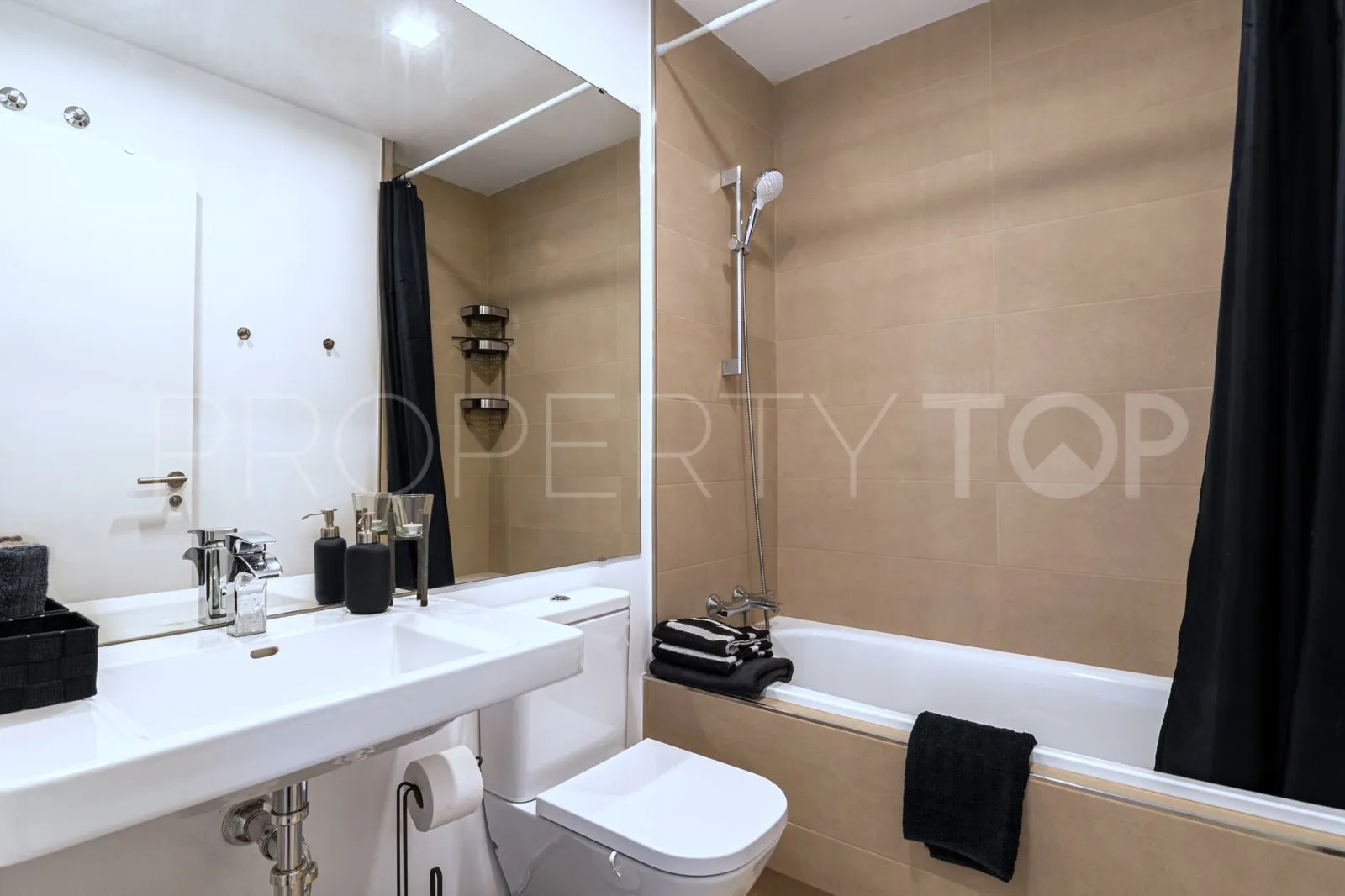 Se vende apartamento planta baja en Bahia de las Rocas de 2 dormitorios
