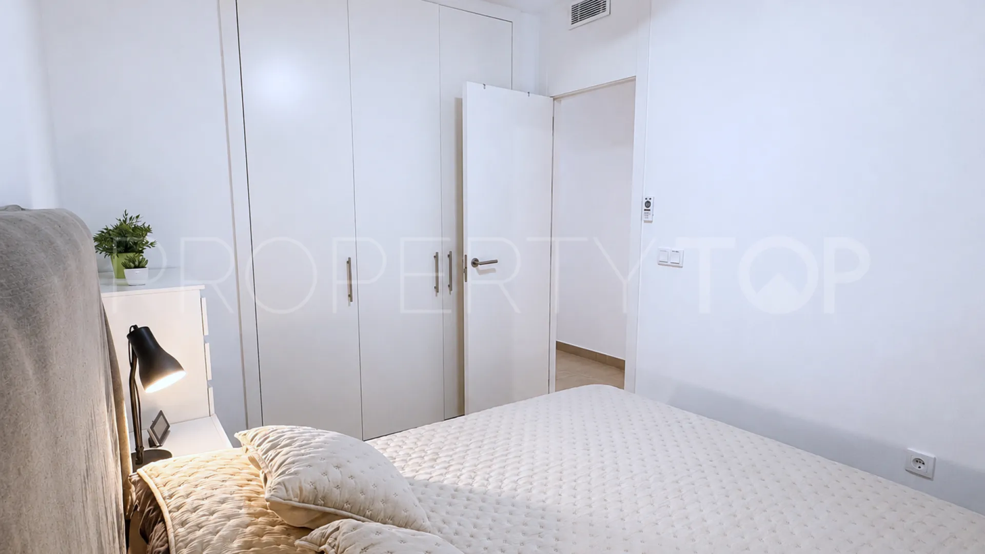 Se vende apartamento planta baja en Bahia de las Rocas de 2 dormitorios