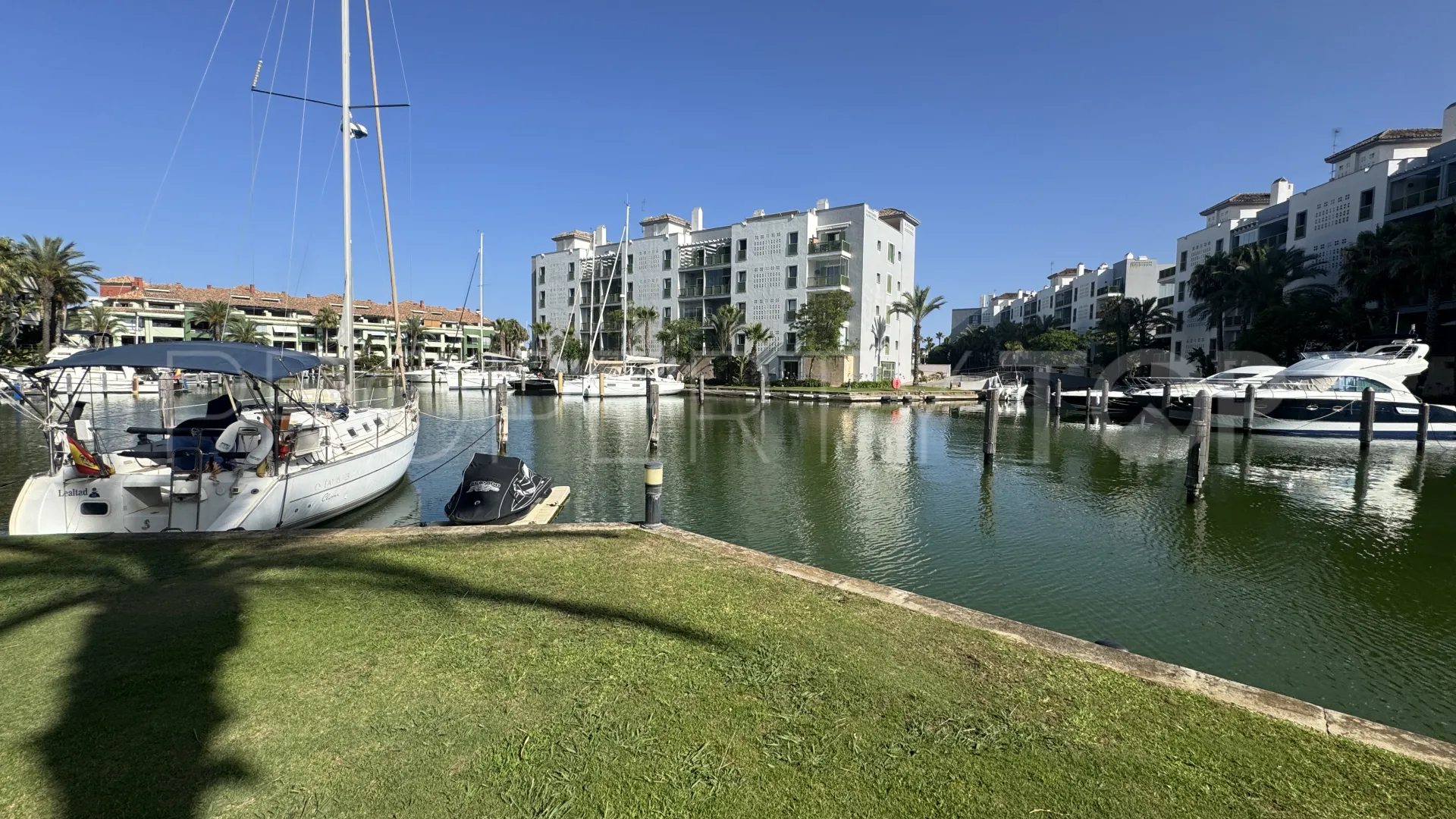 For sale 3 bedrooms ground floor apartment in Isla Carey