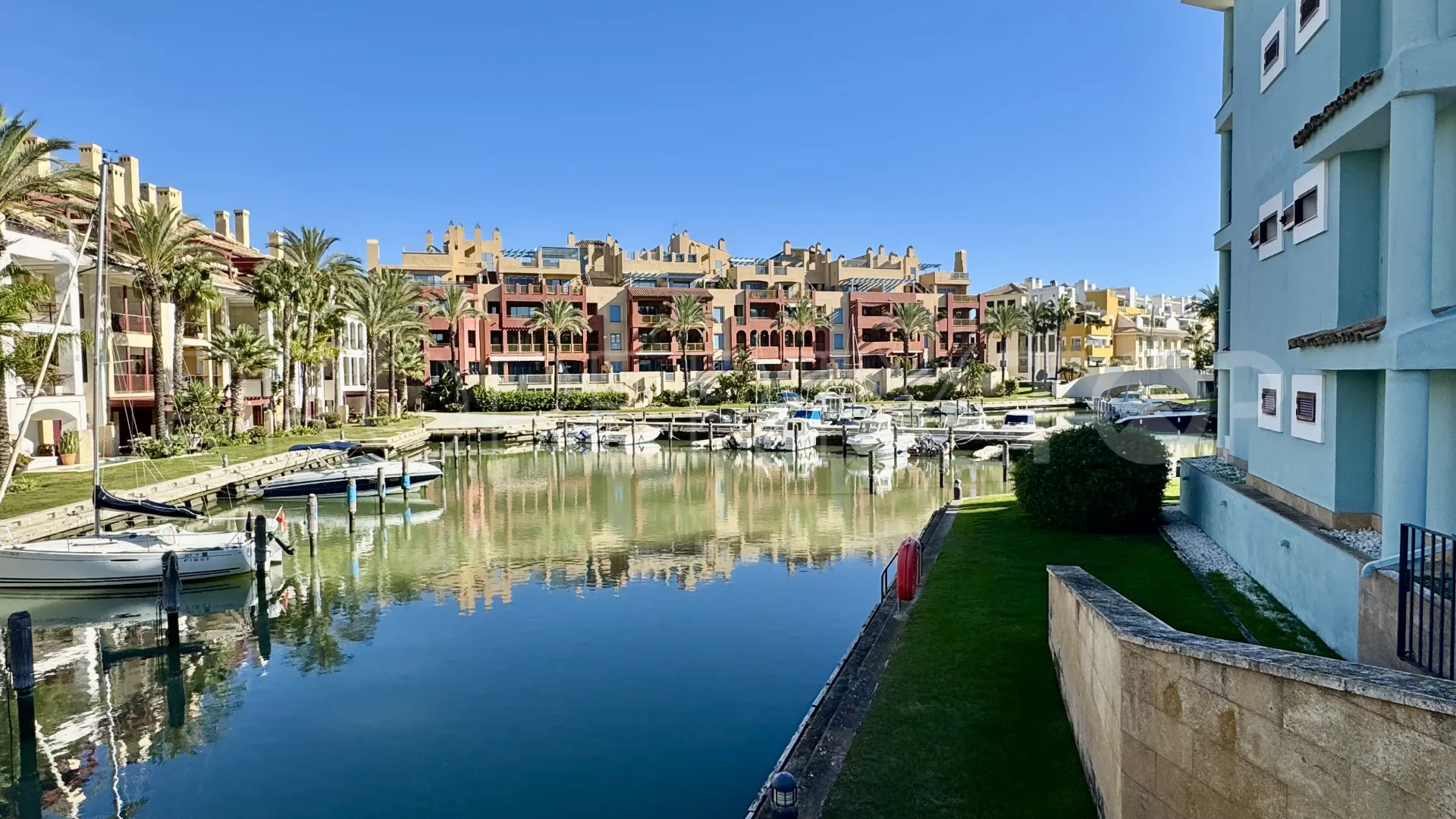 For sale 3 bedrooms ground floor apartment in Isla Carey