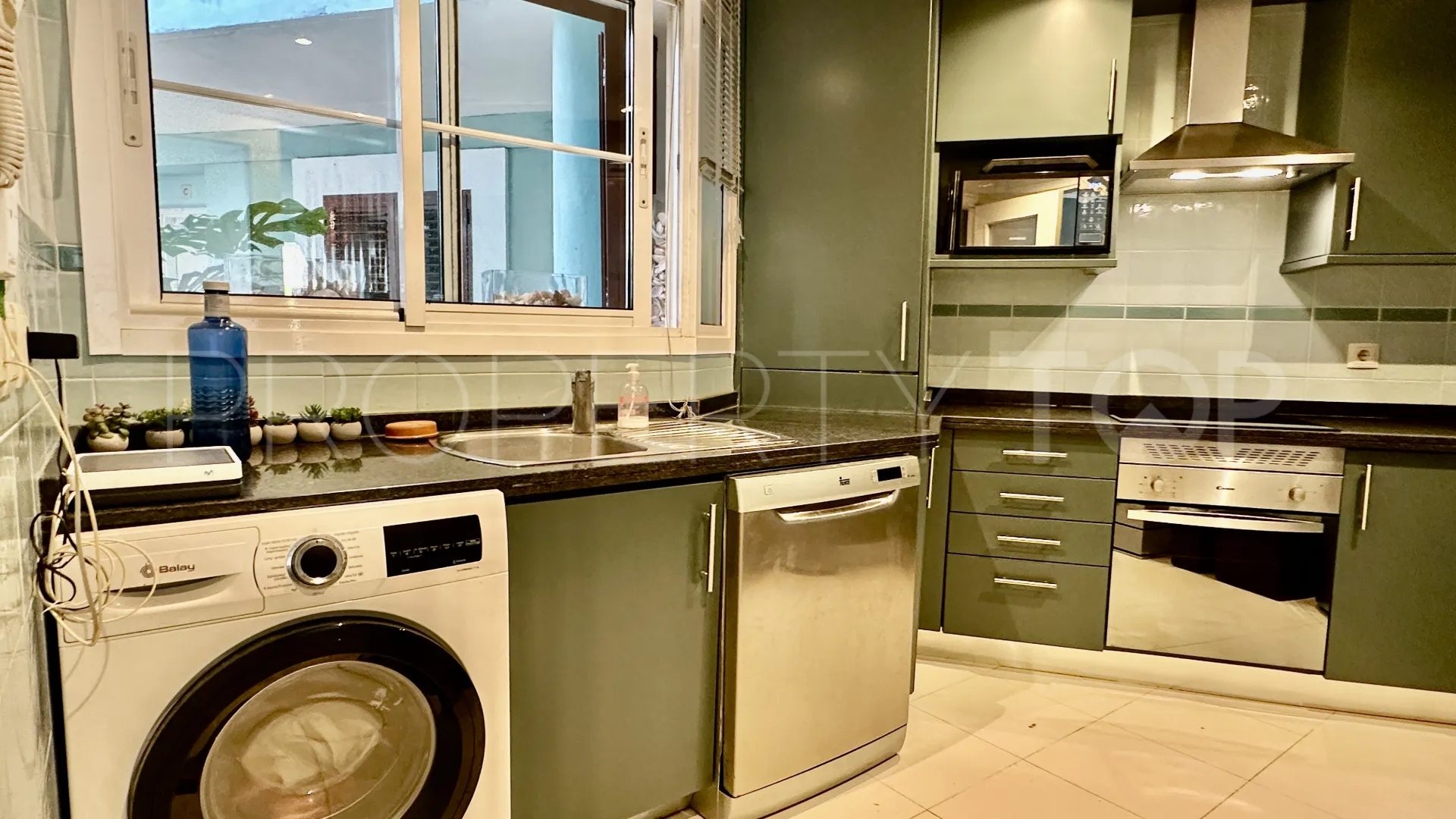 For sale 3 bedrooms ground floor apartment in Isla Carey