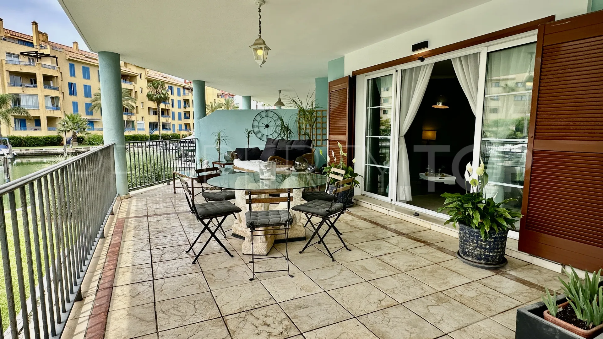 For sale 3 bedrooms ground floor apartment in Isla Carey