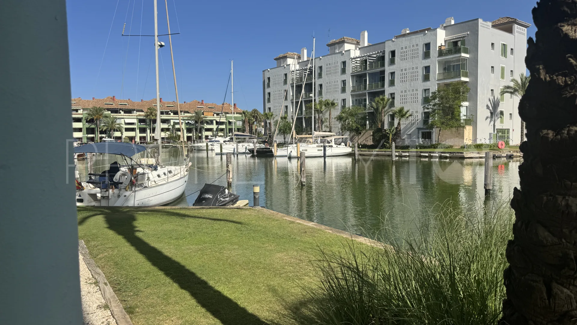 For sale 3 bedrooms ground floor apartment in Isla Carey