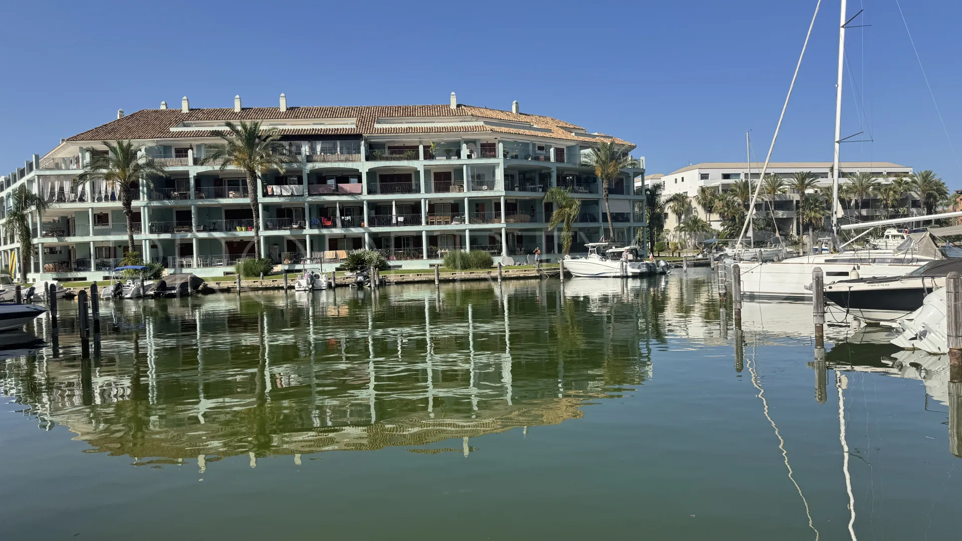 For sale 3 bedrooms ground floor apartment in Isla Carey