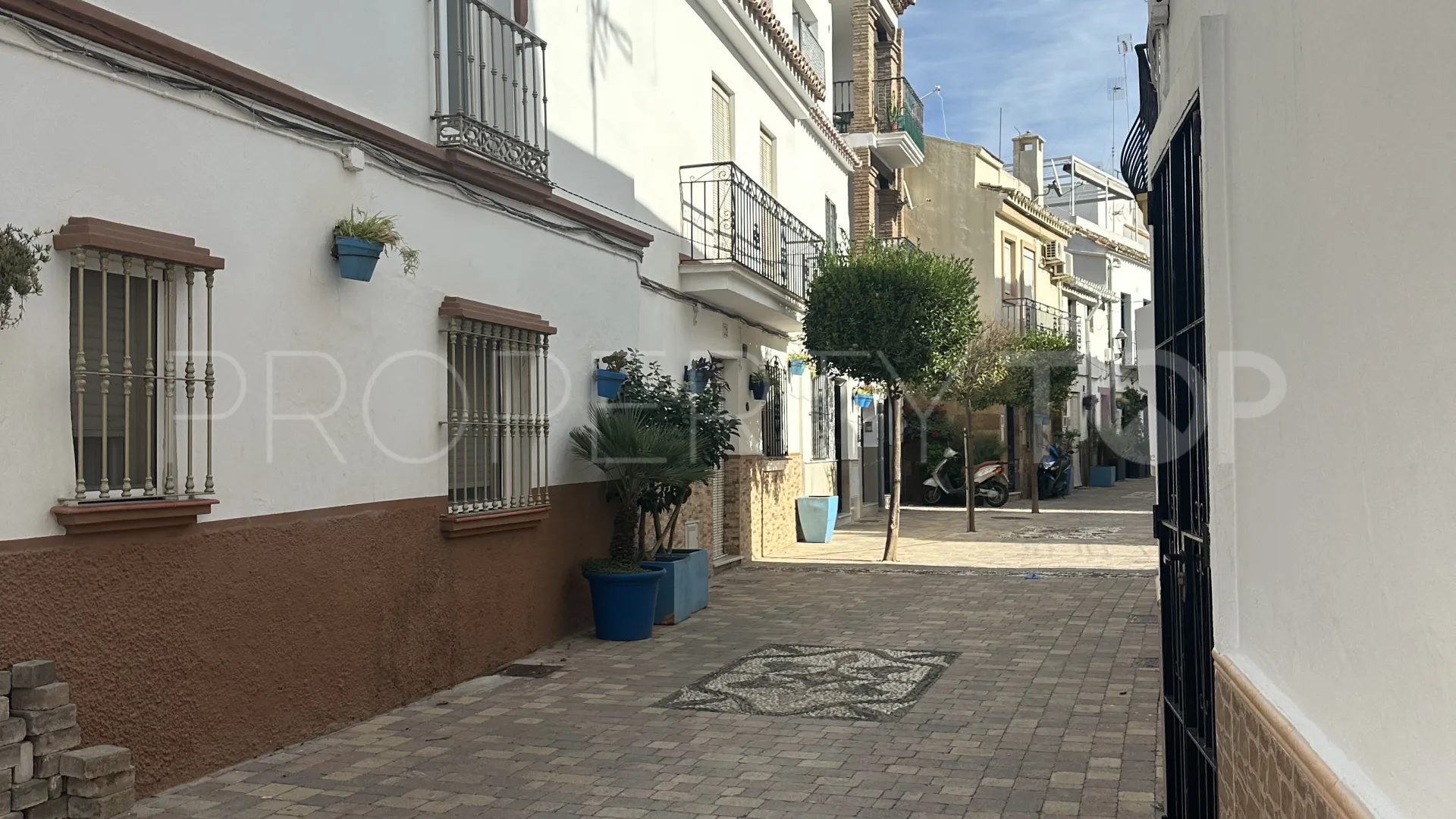 Buy ground floor duplex with 3 bedrooms in Estepona