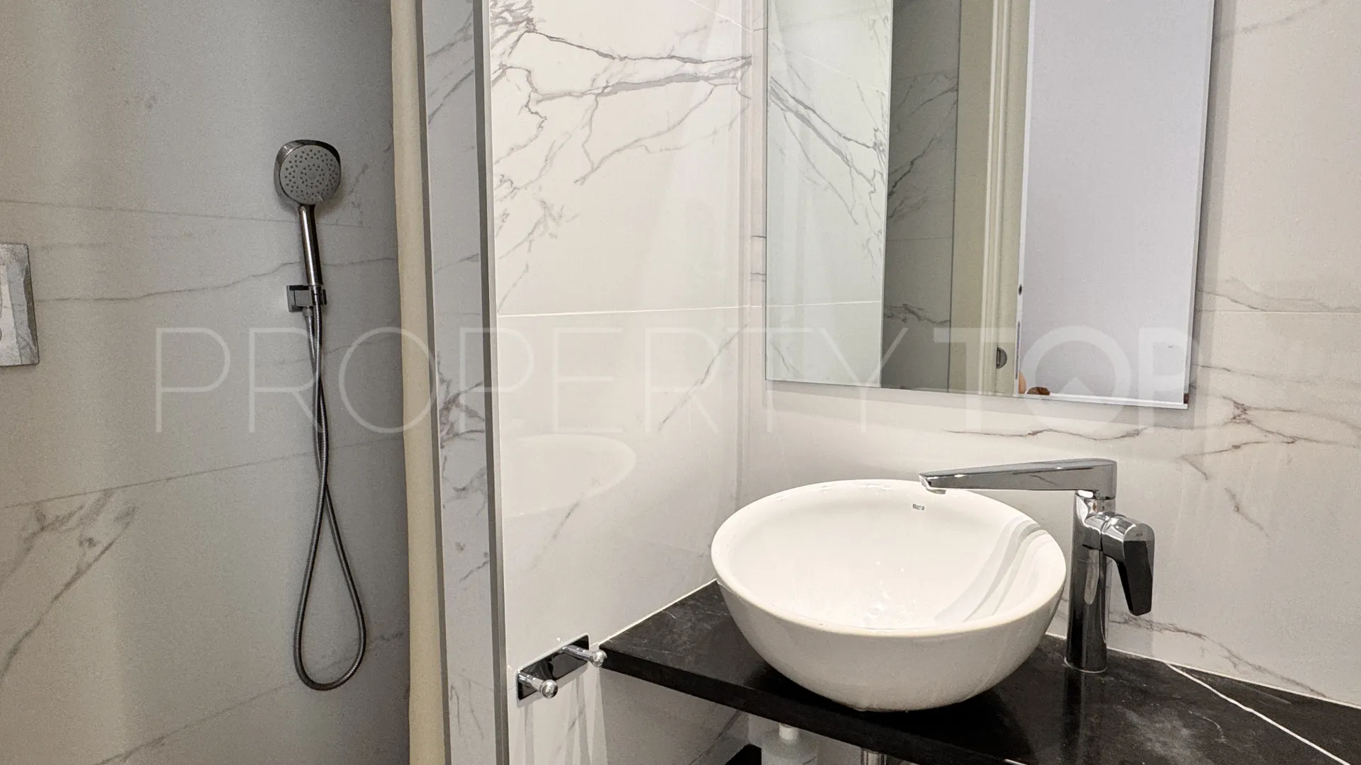 Buy ground floor duplex with 3 bedrooms in Estepona