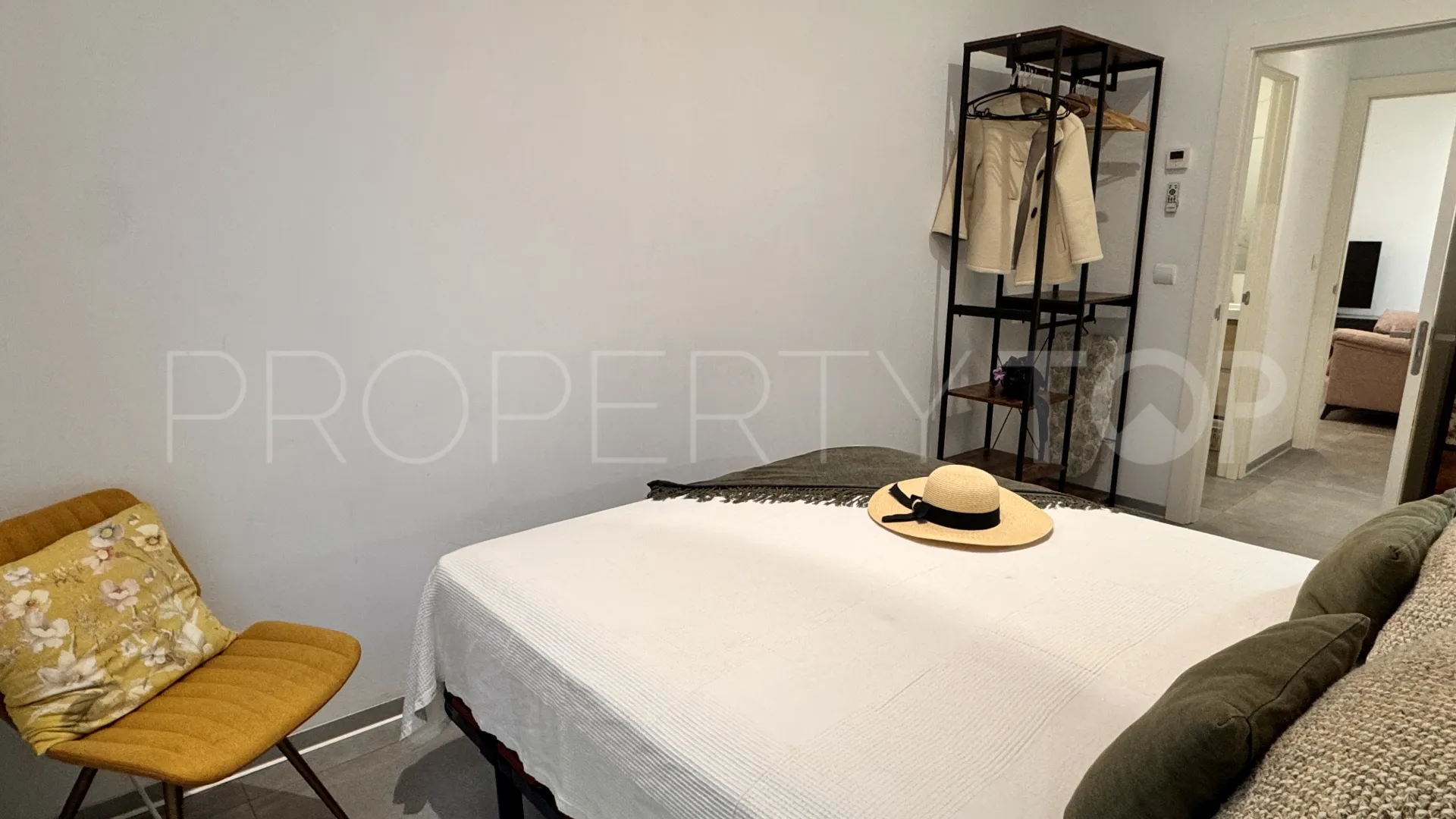 Buy ground floor duplex with 3 bedrooms in Estepona