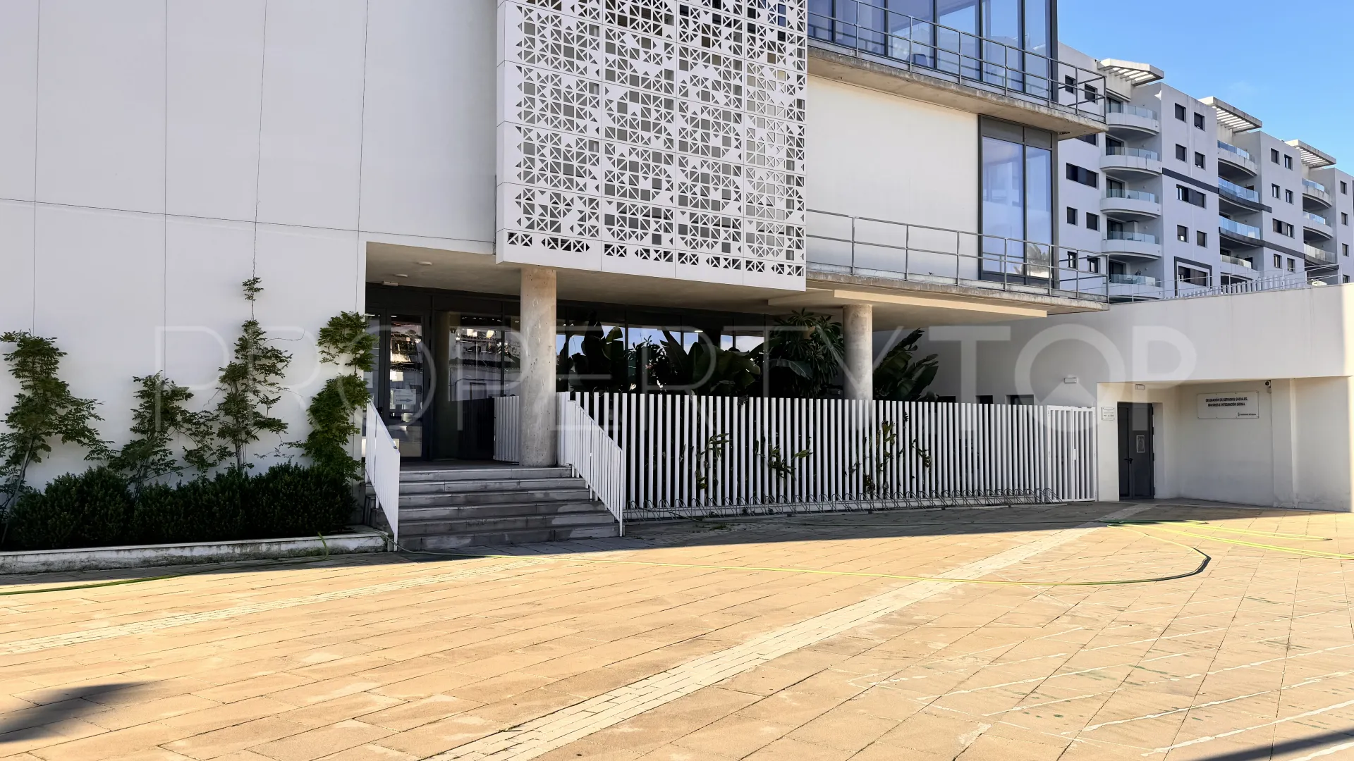 Buy ground floor duplex with 3 bedrooms in Estepona