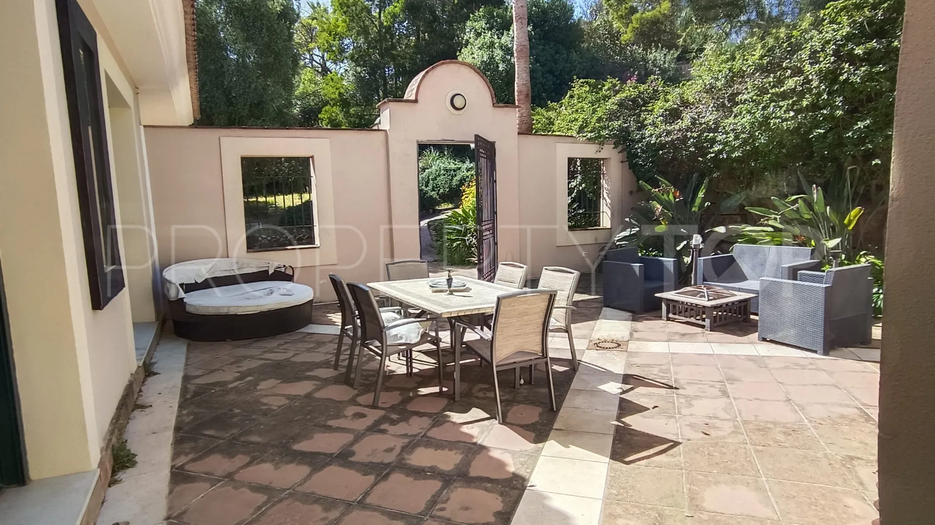 For sale villa in Zona F