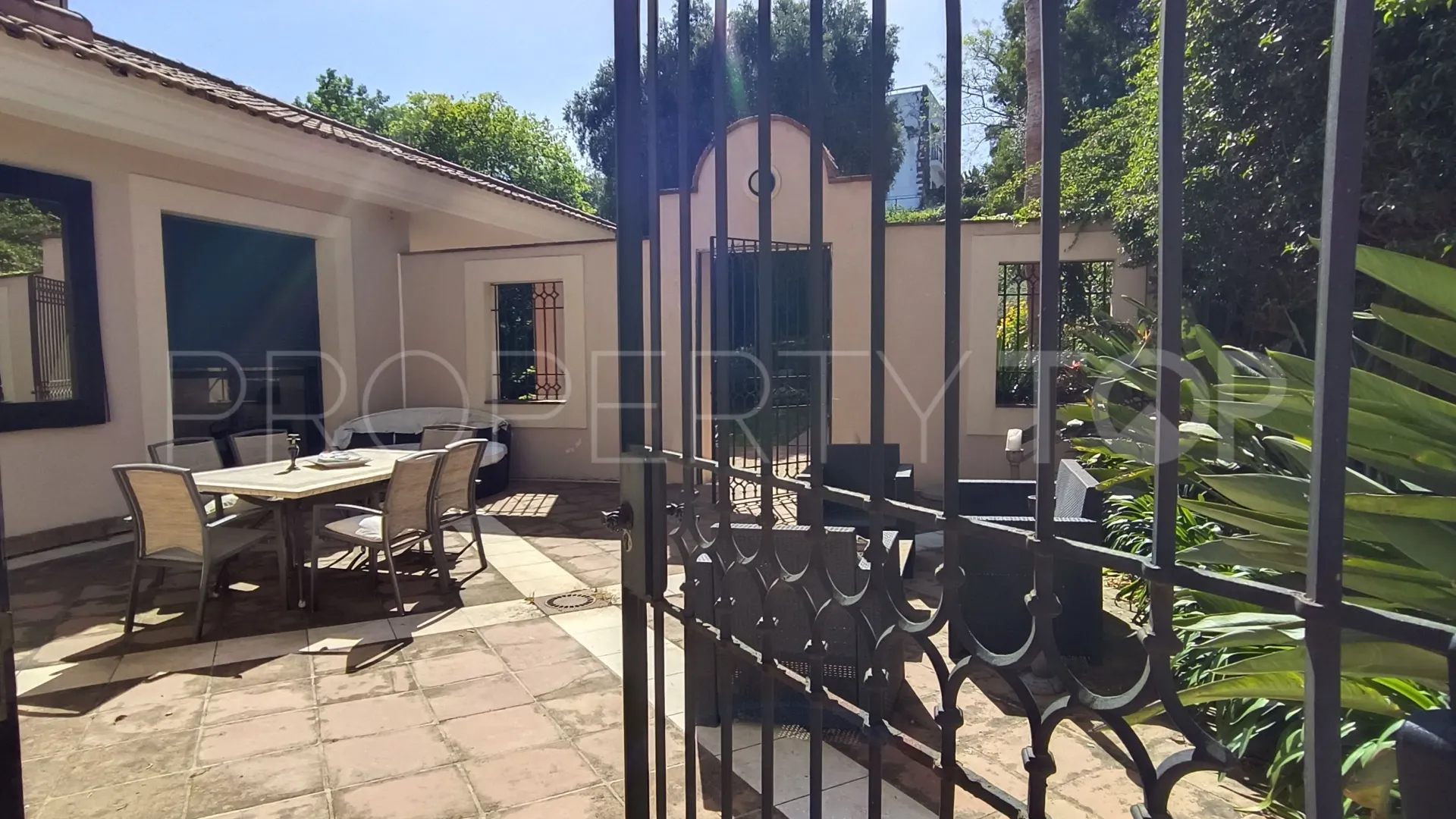 For sale villa in Zona F