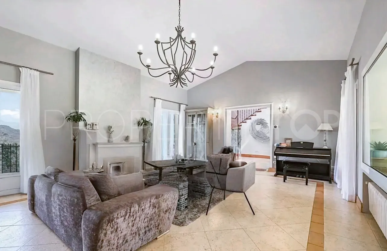 Se vende villa en Zona F con 4 dormitorios