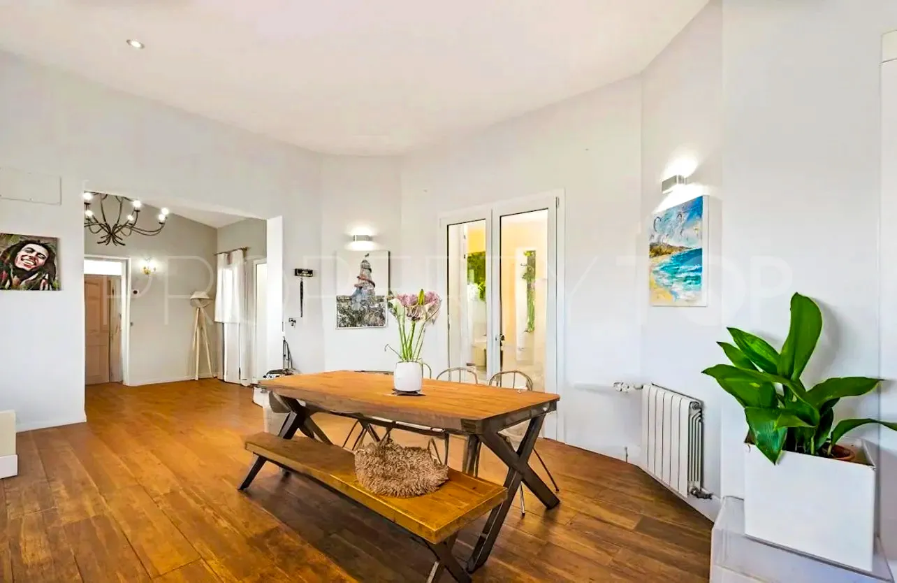 Se vende villa en Zona F con 4 dormitorios