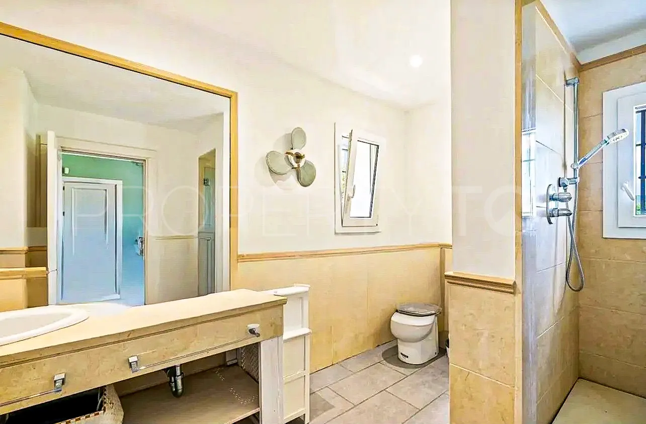 Se vende villa en Zona F con 4 dormitorios