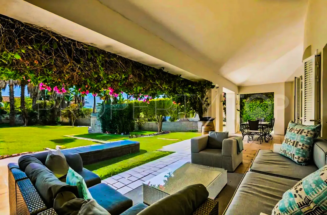Se vende villa en Zona F con 4 dormitorios