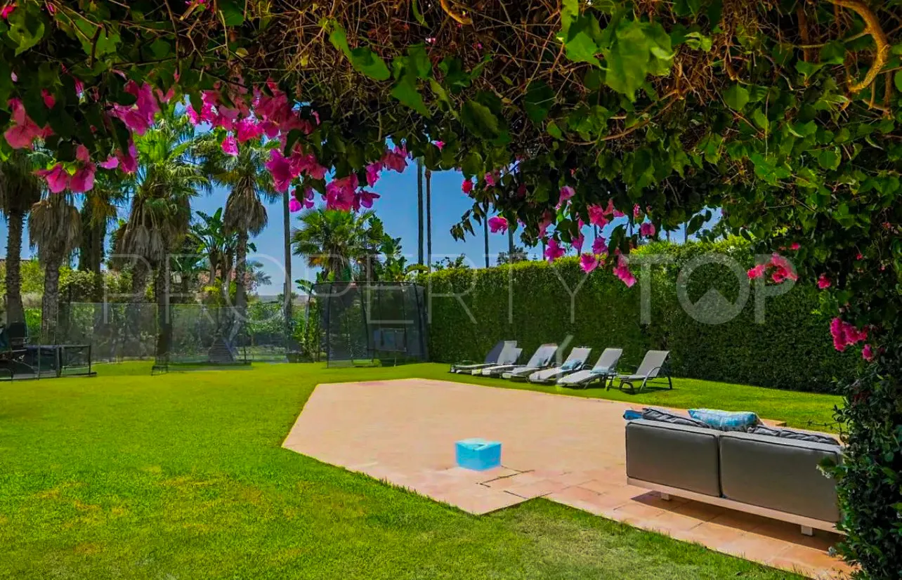 Se vende villa en Zona F con 4 dormitorios