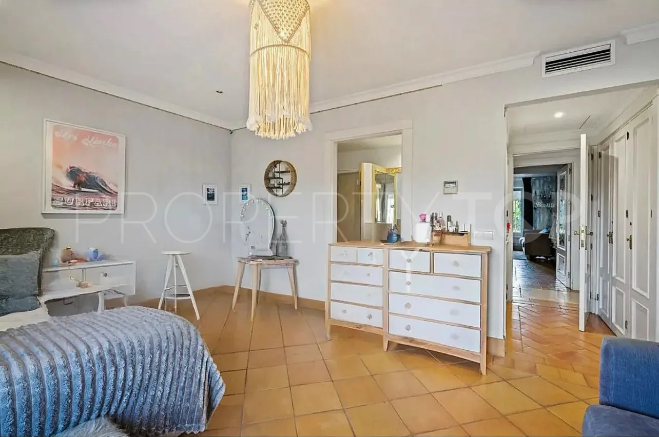 Se vende villa en Zona F con 4 dormitorios
