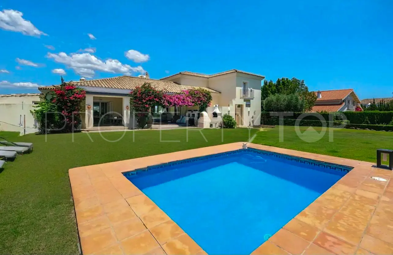 Se vende villa en Zona F con 4 dormitorios