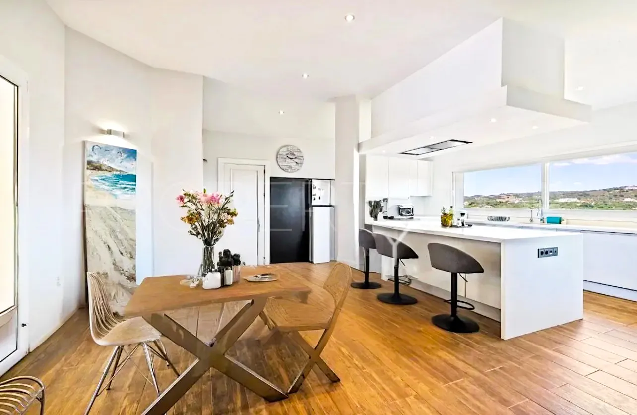 Se vende villa en Zona F con 4 dormitorios