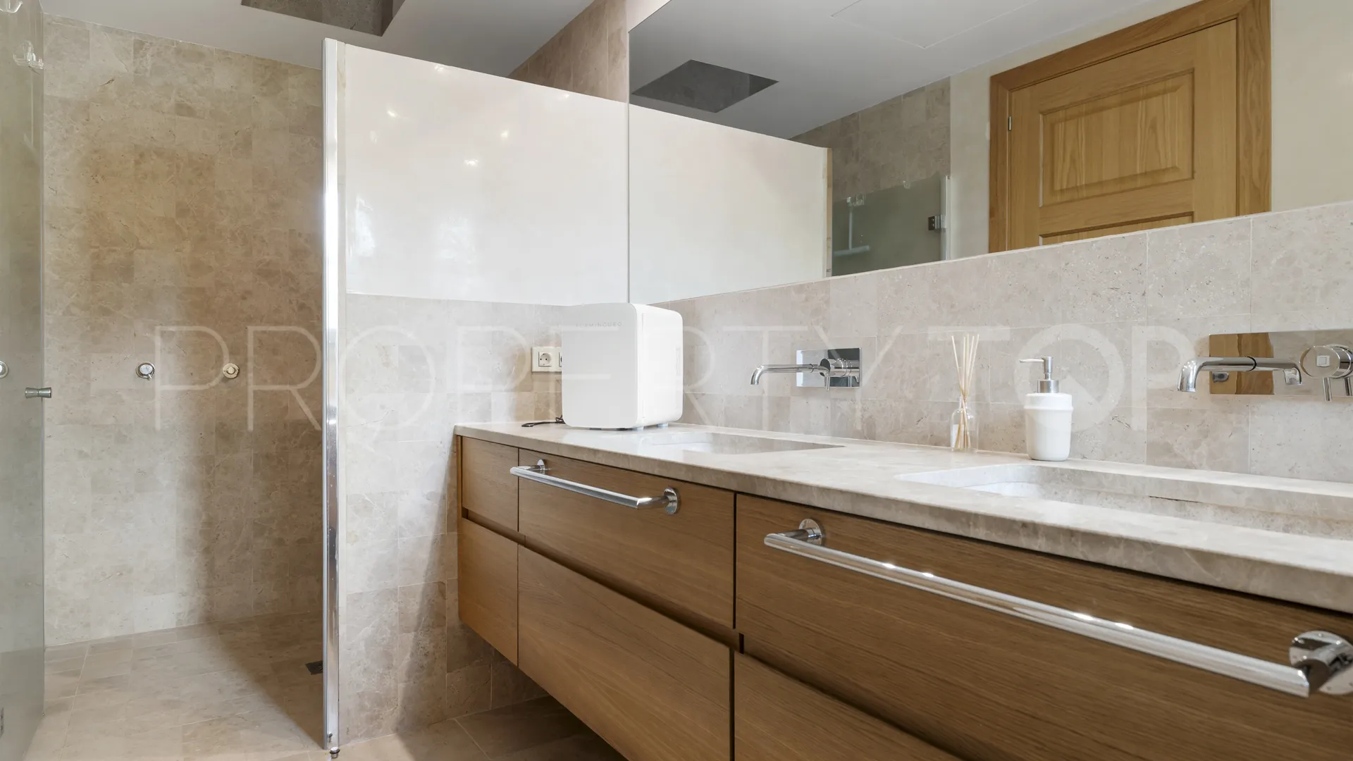 Villa for sale in Zona F with 5 bedrooms
