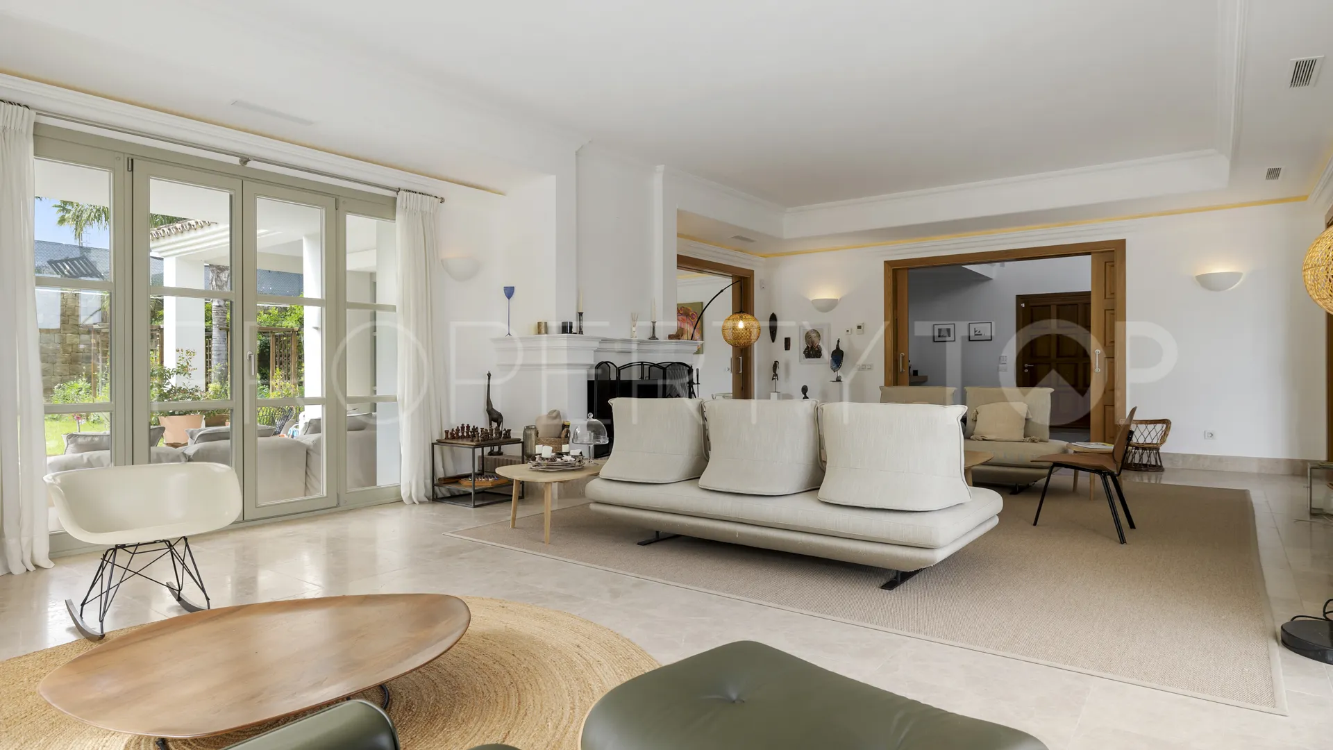 Villa for sale in Zona F with 5 bedrooms
