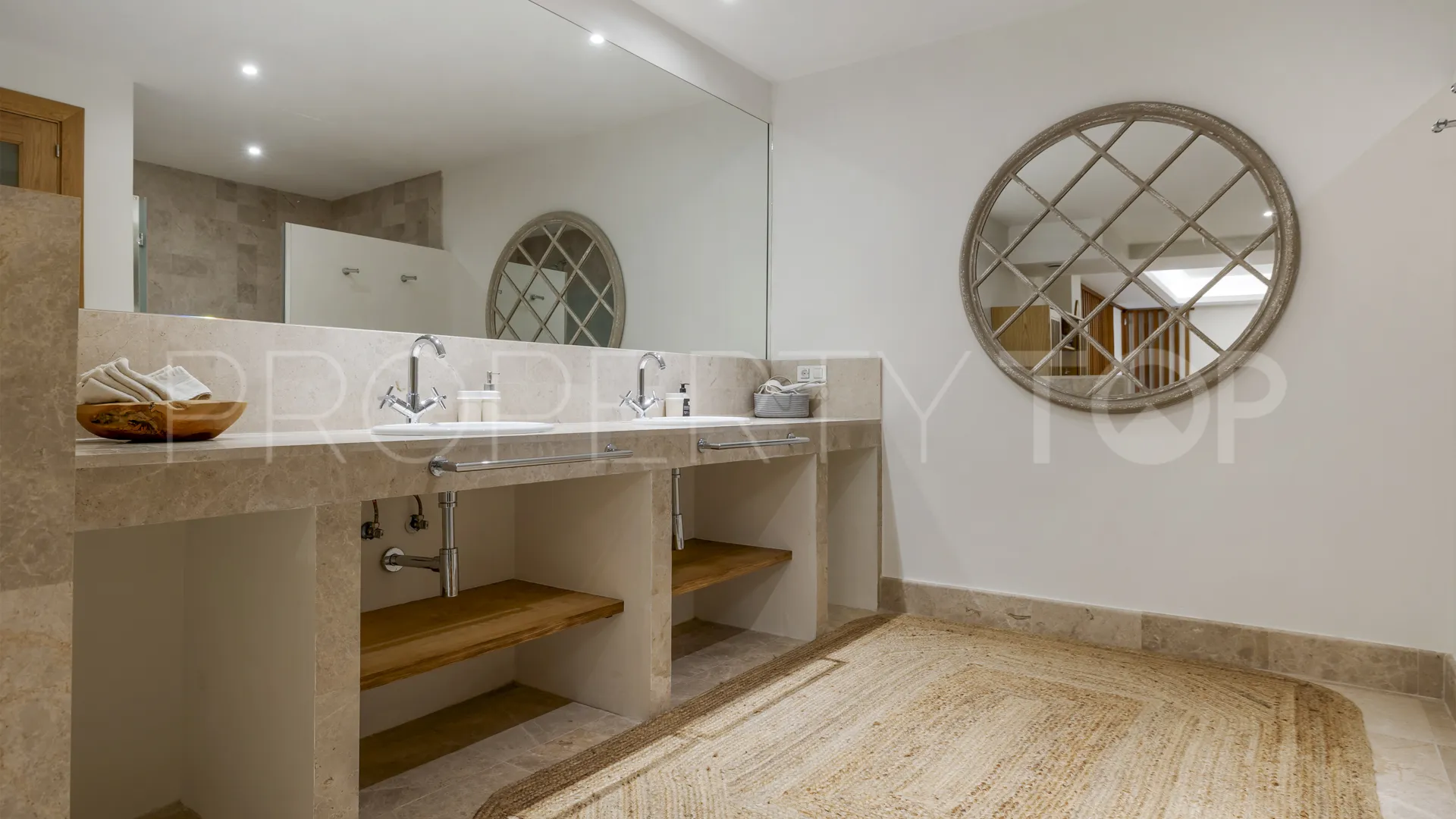 Villa for sale in Zona F with 5 bedrooms