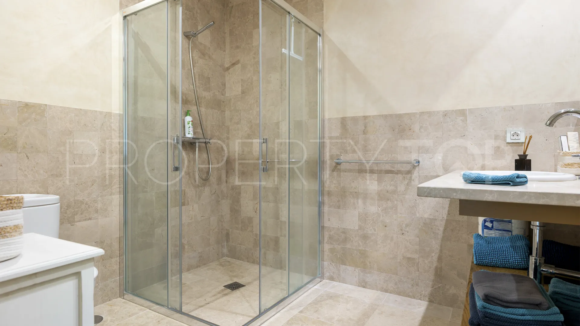 Villa for sale in Zona F with 5 bedrooms