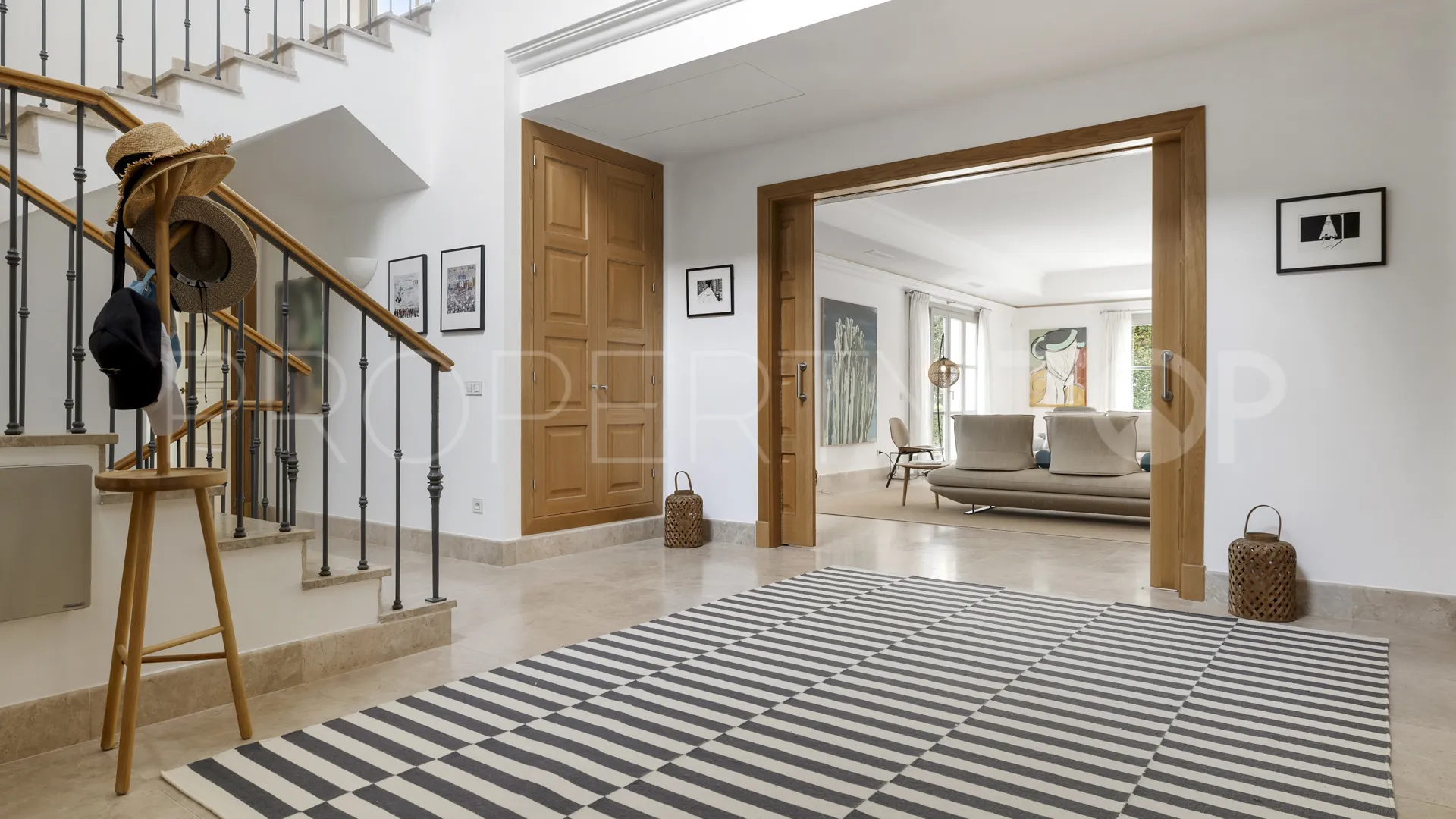 Villa for sale in Zona F with 5 bedrooms
