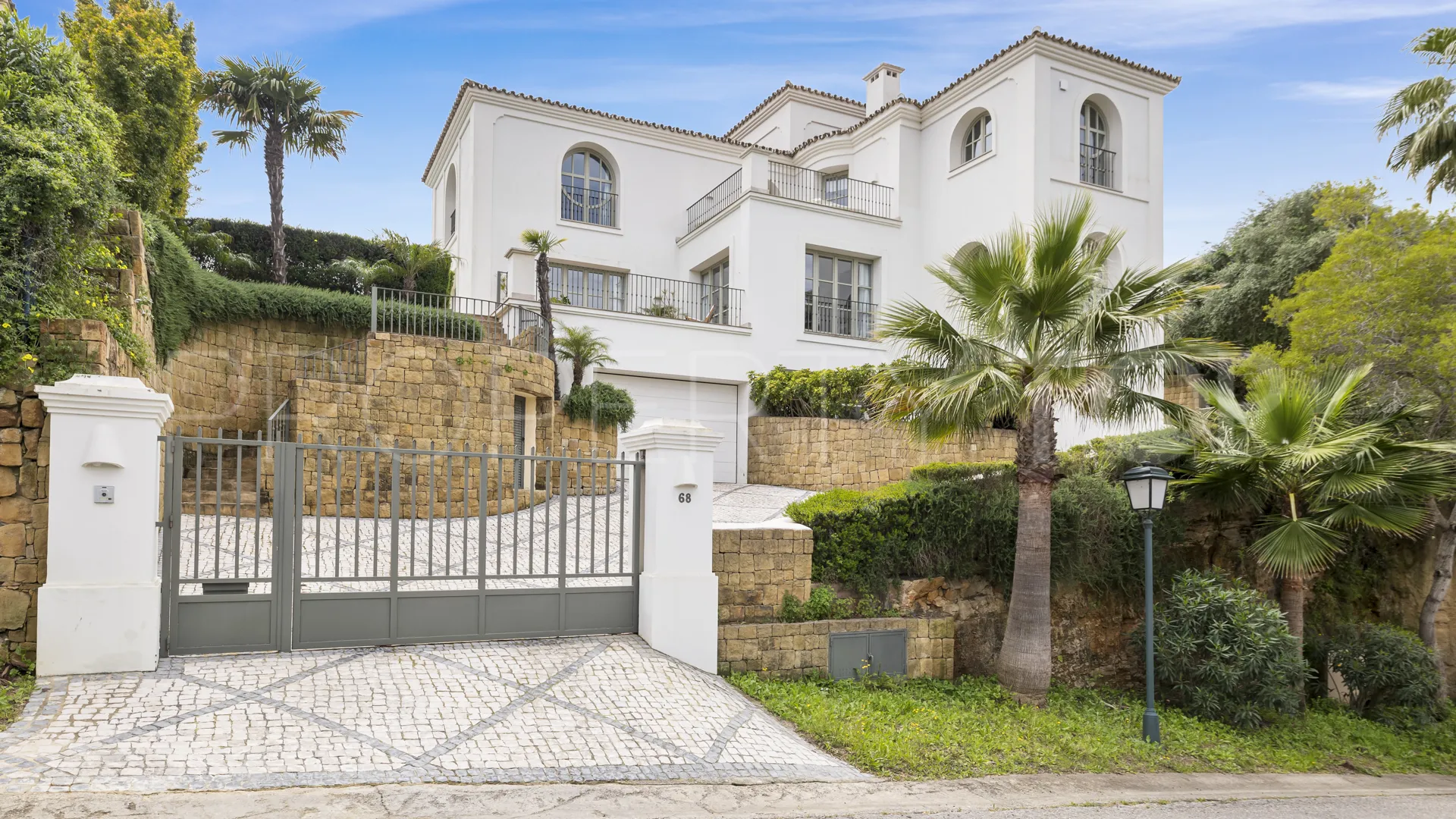 Villa for sale in Zona F with 5 bedrooms