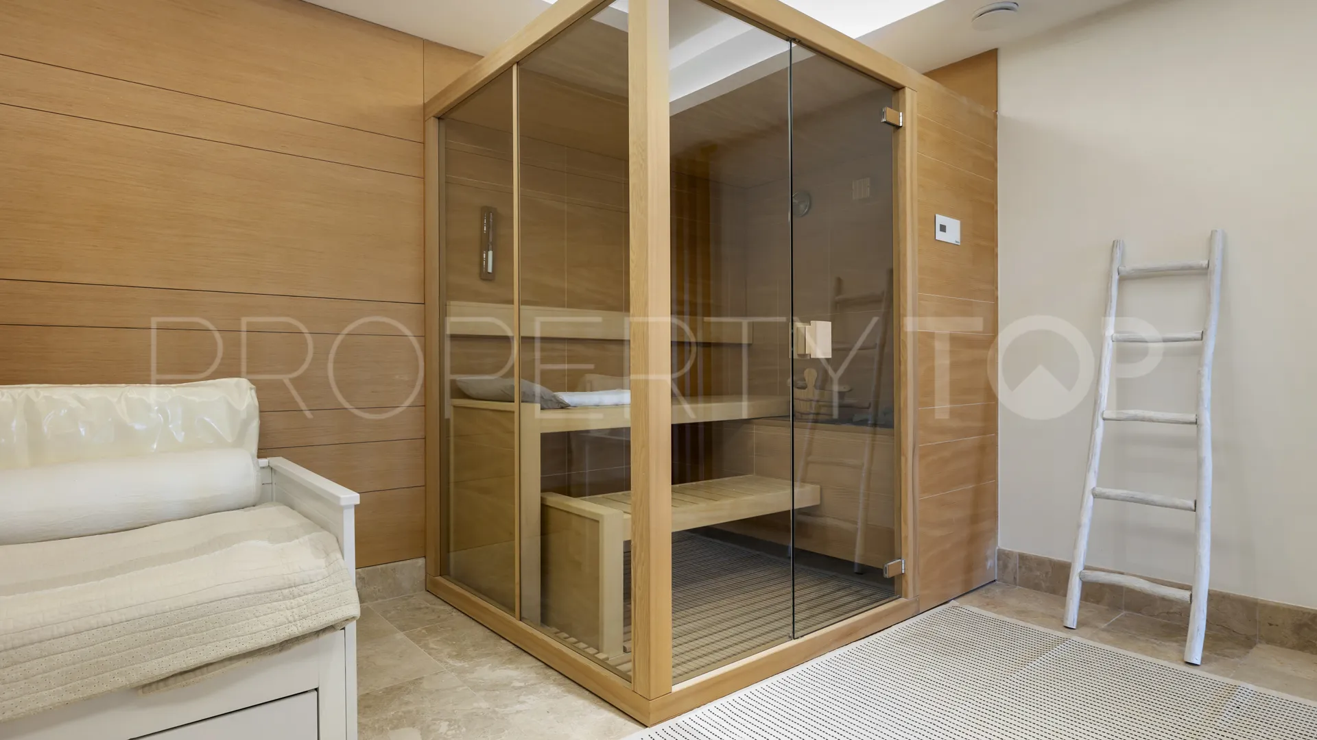 Villa for sale in Zona F with 5 bedrooms