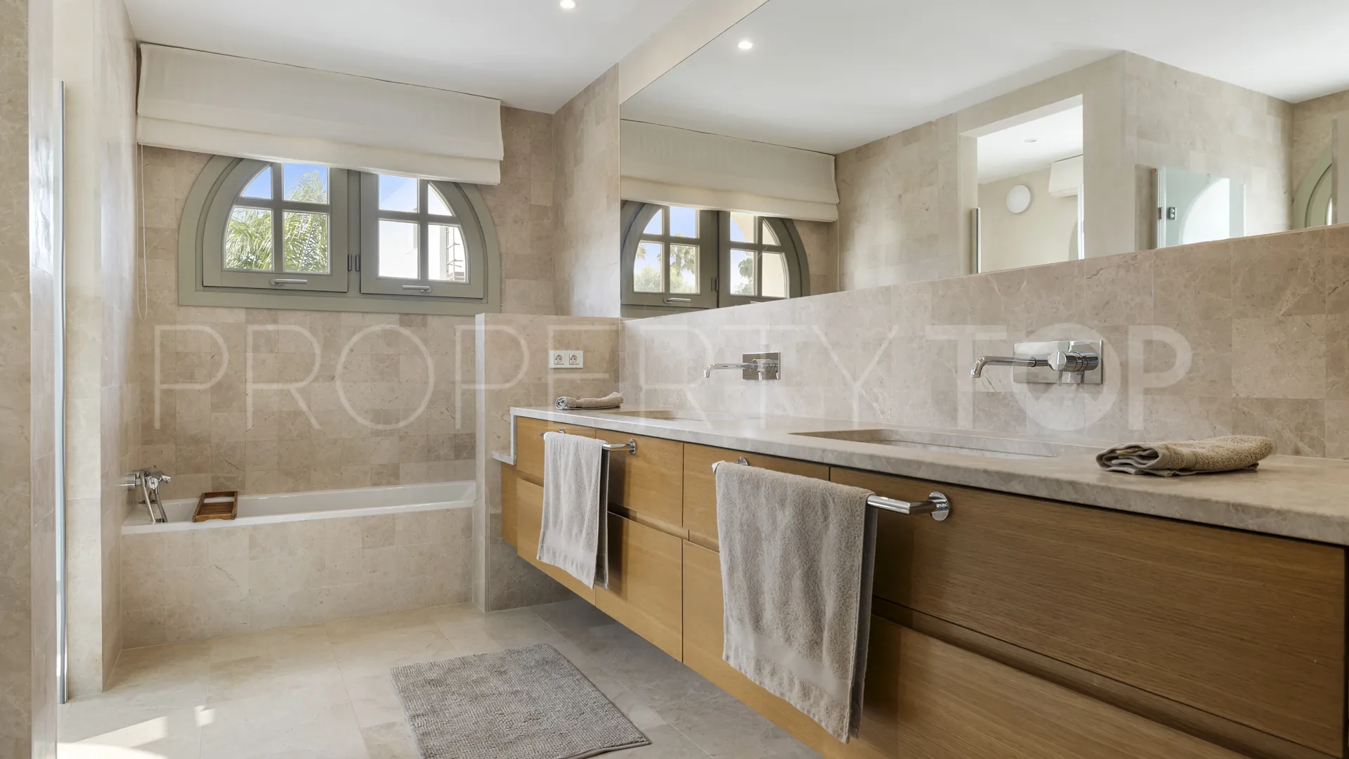Villa for sale in Zona F with 5 bedrooms
