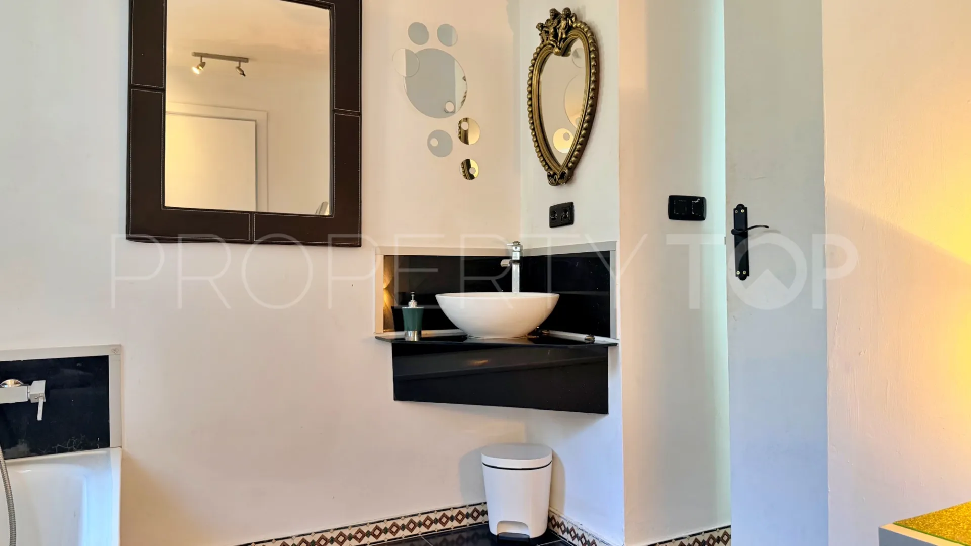 5 bedrooms villa for sale in Estepona Golf