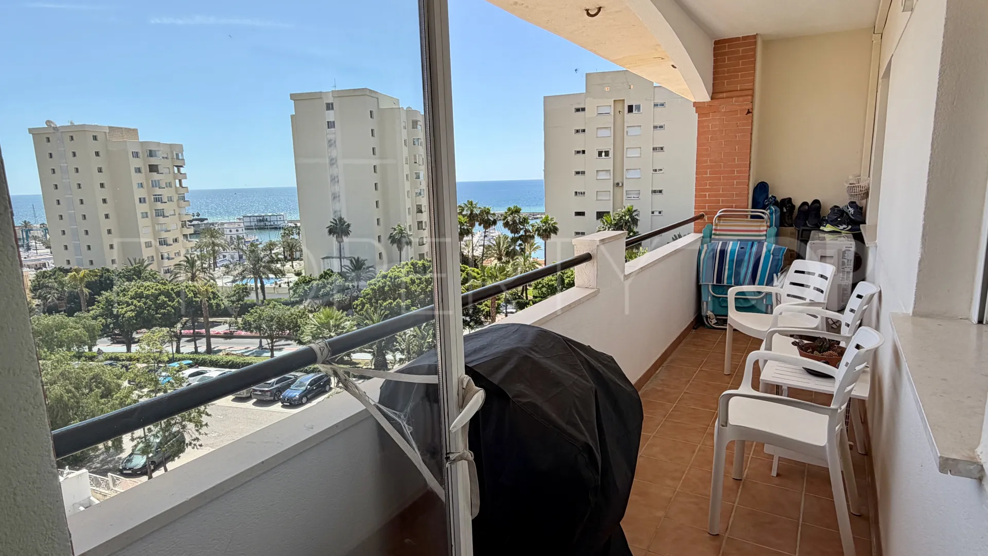 Buy Estepona Puerto apartment with 3 bedrooms
