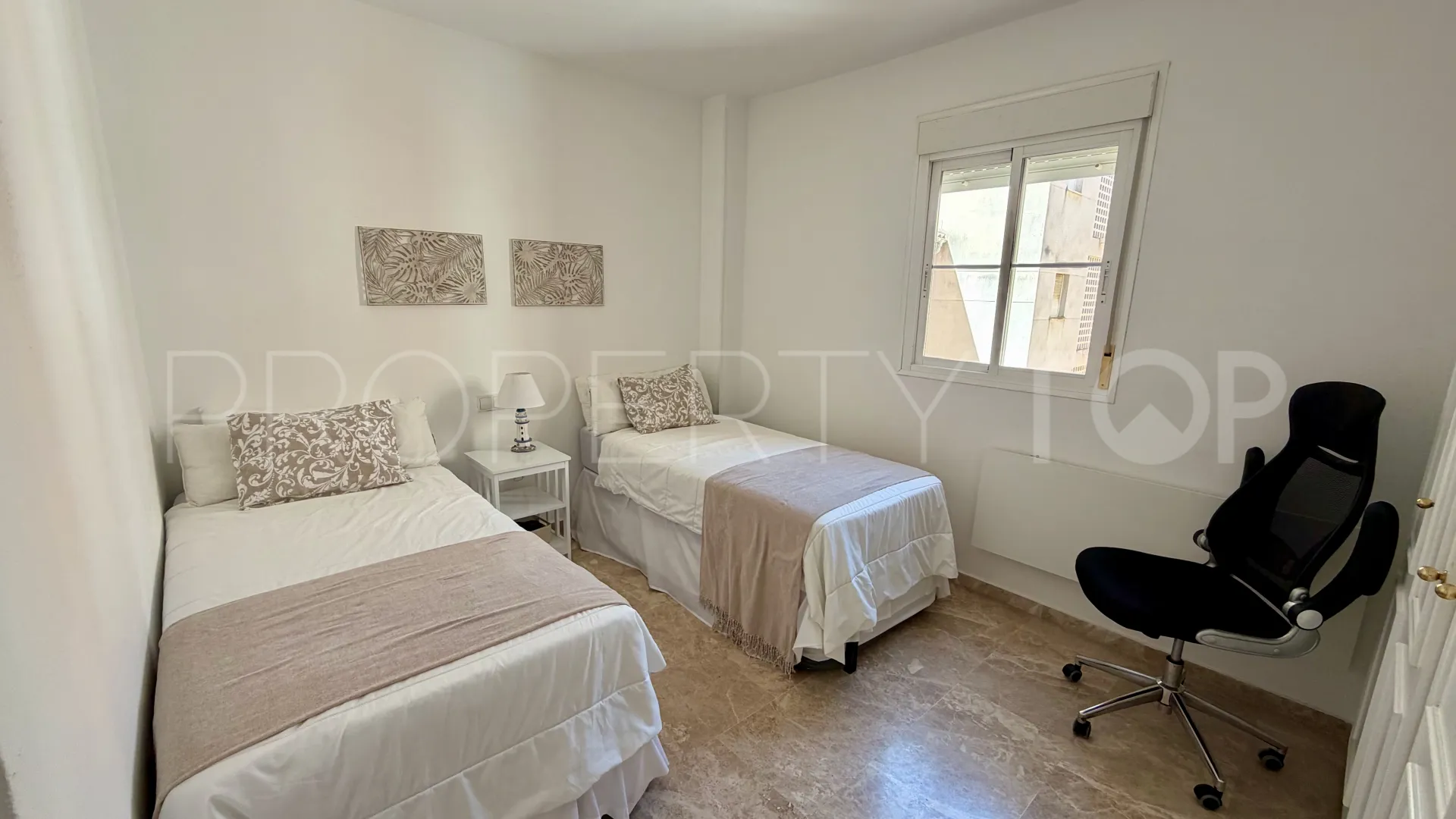 Buy Estepona Puerto apartment with 3 bedrooms