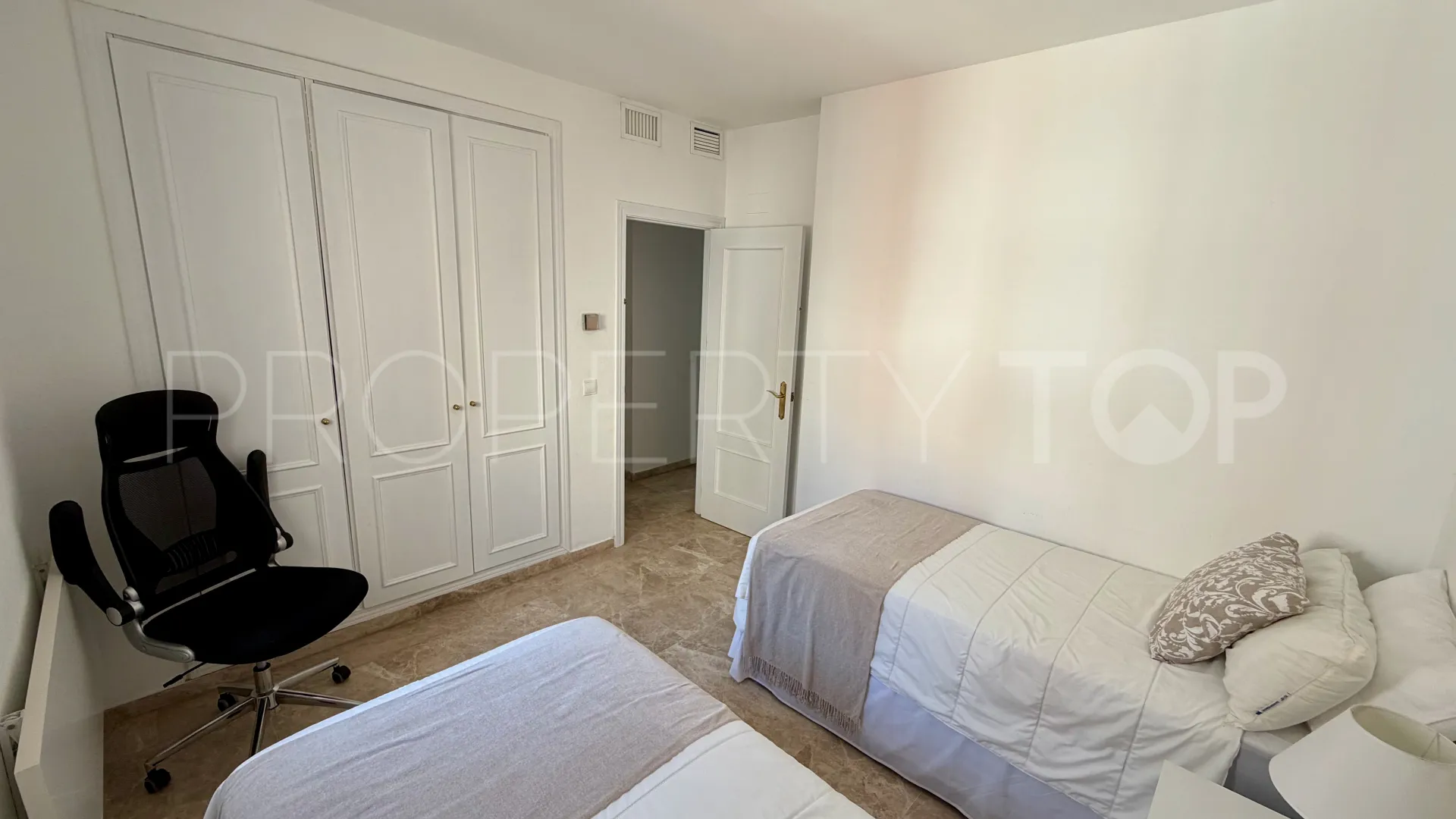 Buy Estepona Puerto apartment with 3 bedrooms
