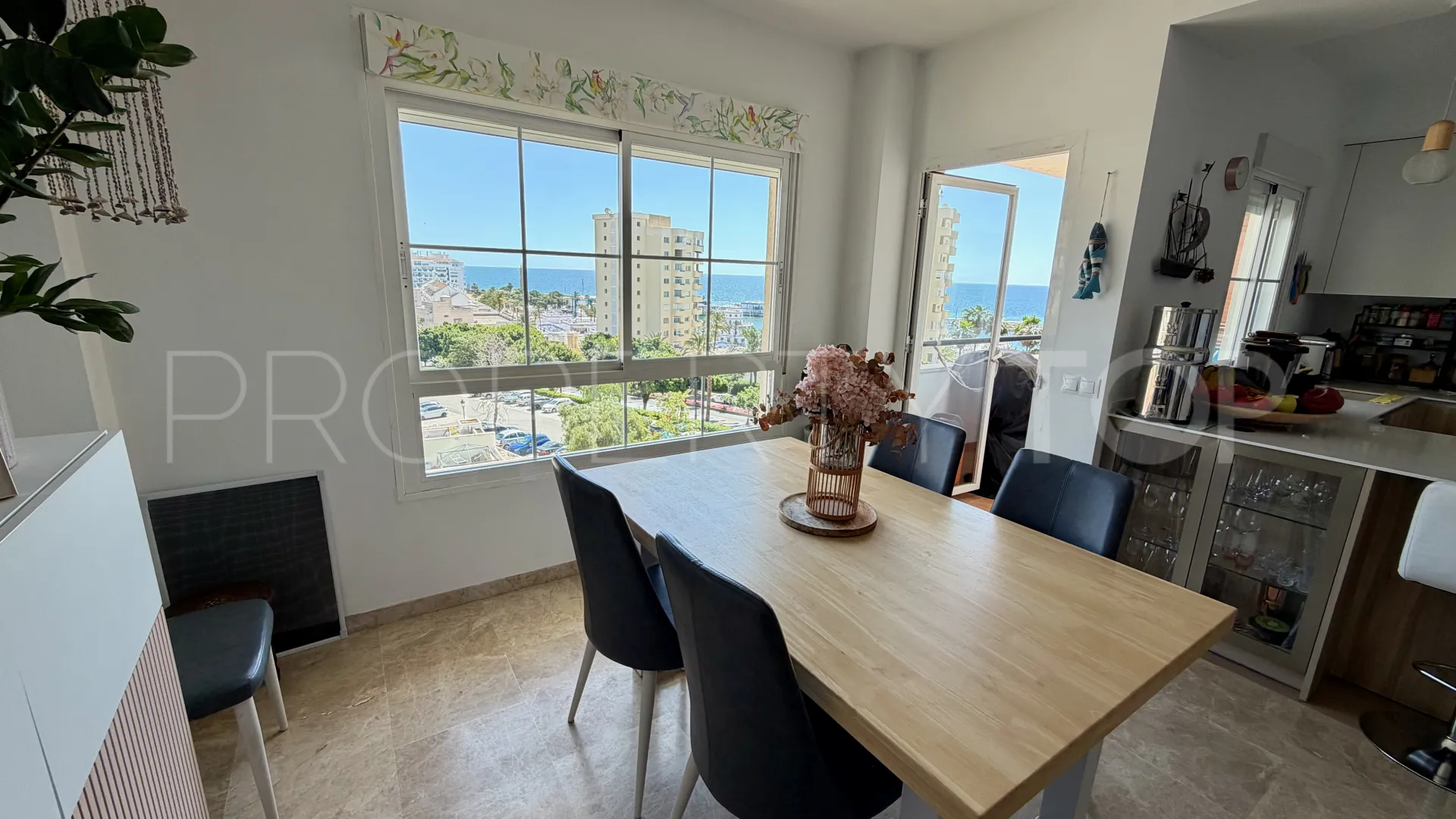 Buy Estepona Puerto apartment with 3 bedrooms