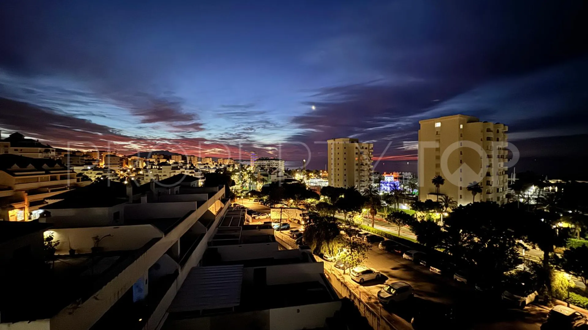 Buy Estepona Puerto apartment with 3 bedrooms