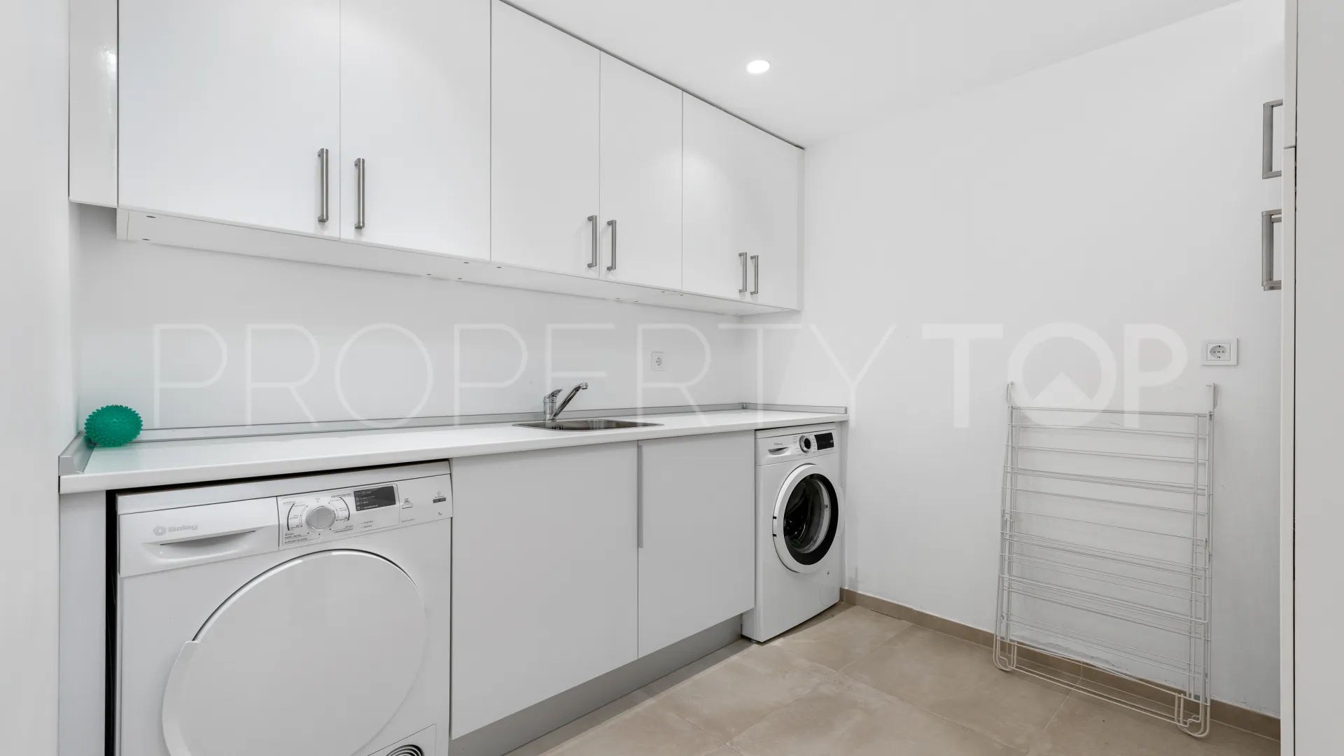 Buy Nueva Andalucia 4 bedrooms villa