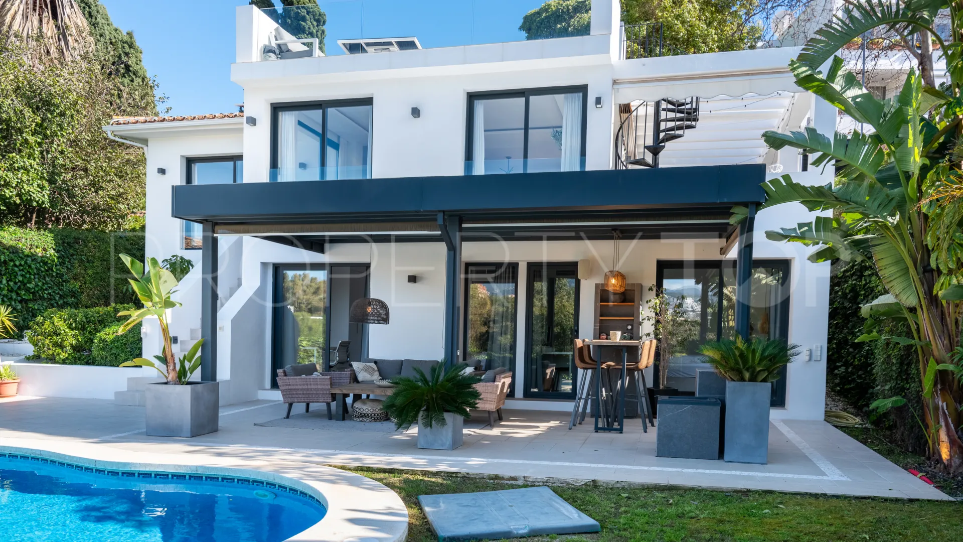 Buy Nueva Andalucia 4 bedrooms villa