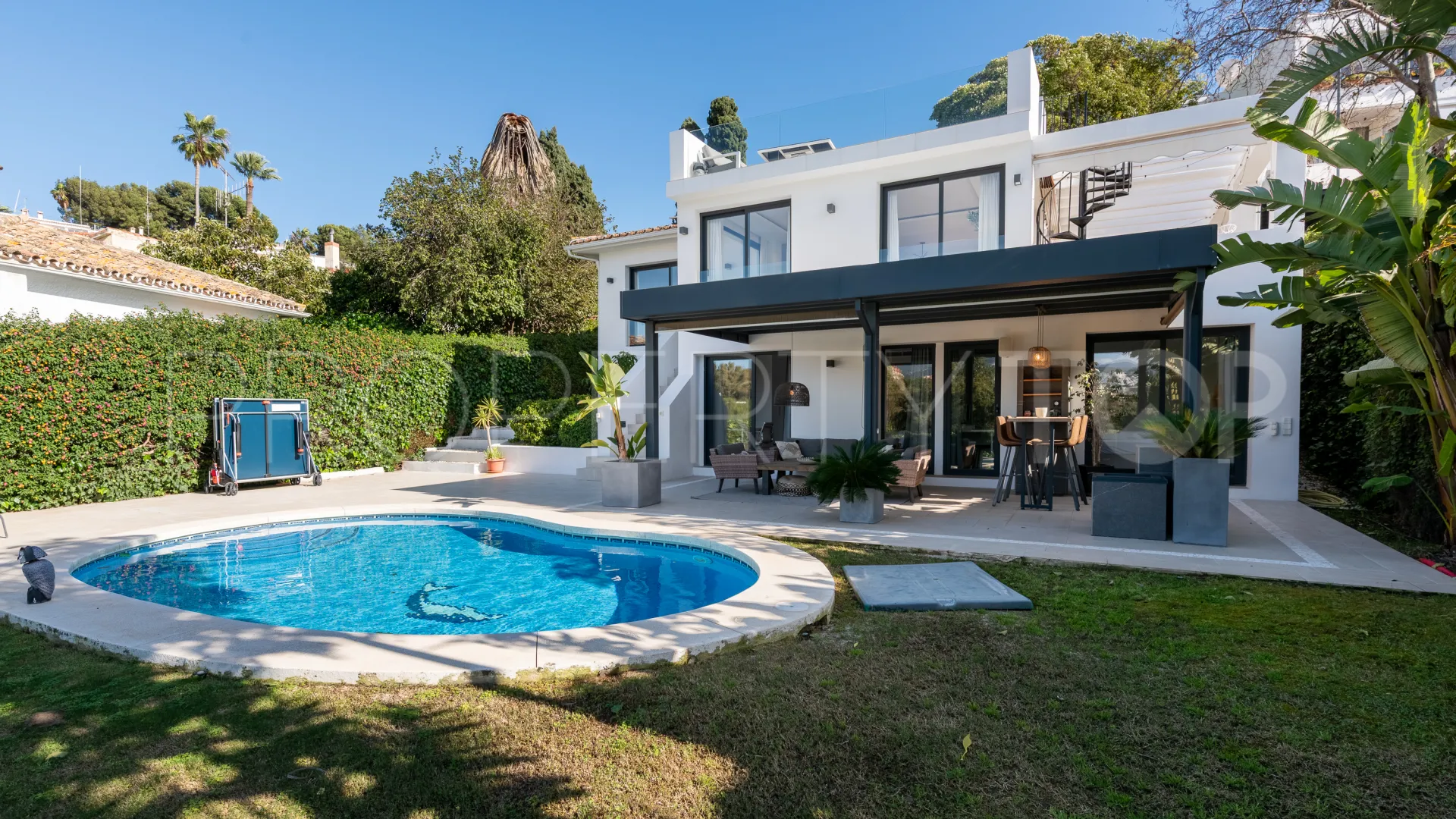 Buy Nueva Andalucia 4 bedrooms villa