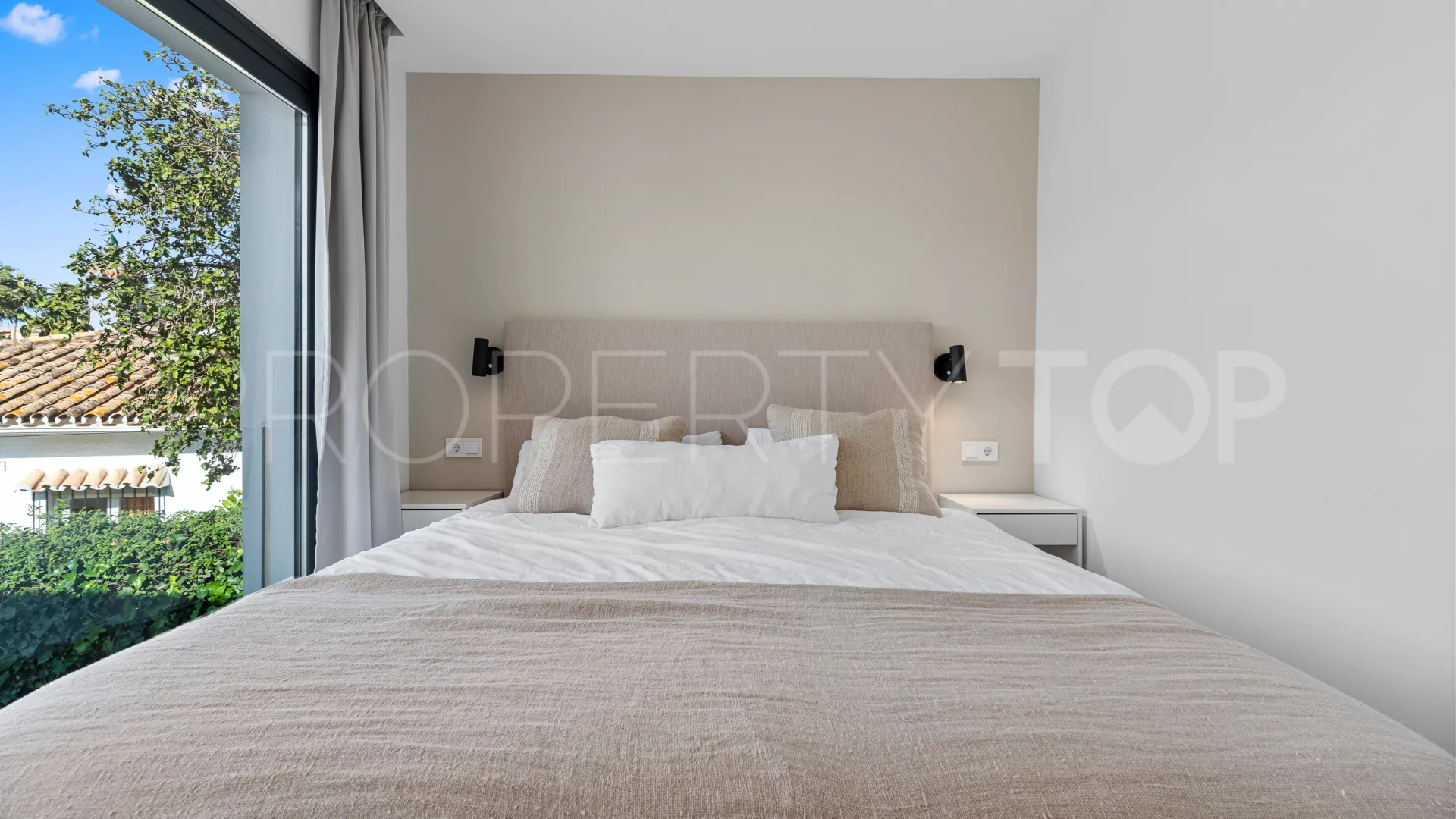 Buy Nueva Andalucia 4 bedrooms villa
