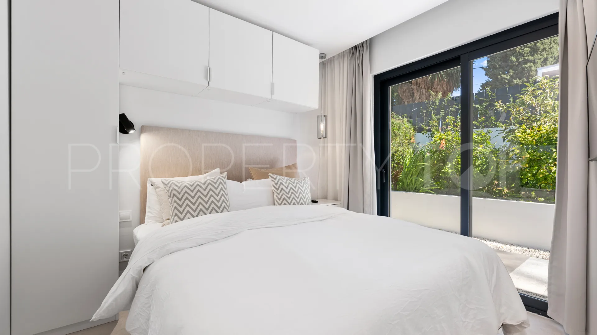 Buy Nueva Andalucia 4 bedrooms villa