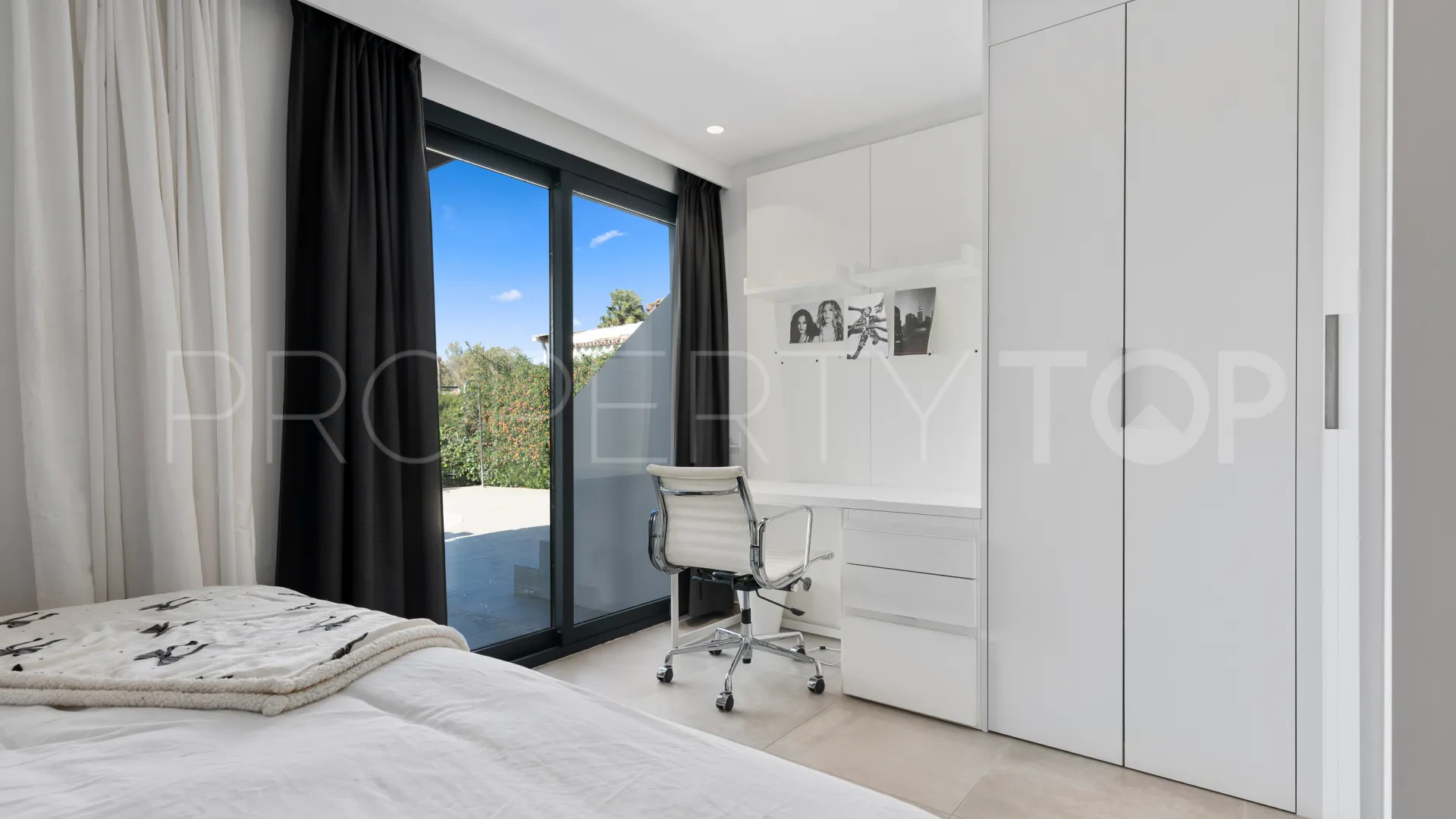 Buy Nueva Andalucia 4 bedrooms villa