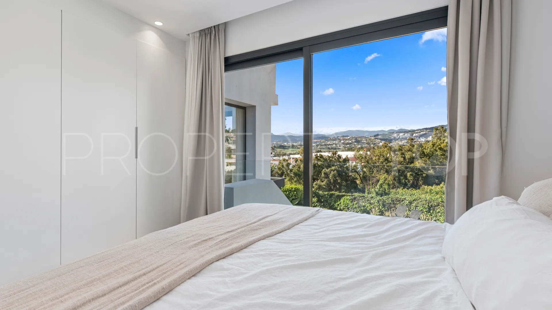 Buy Nueva Andalucia 4 bedrooms villa