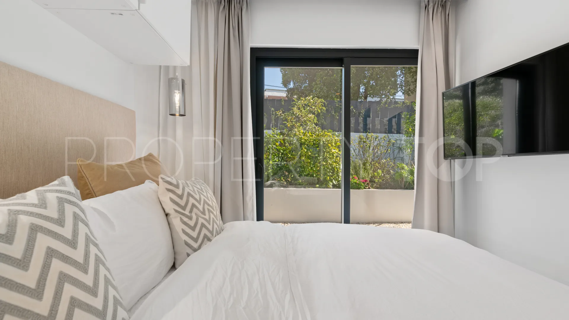 Buy Nueva Andalucia 4 bedrooms villa