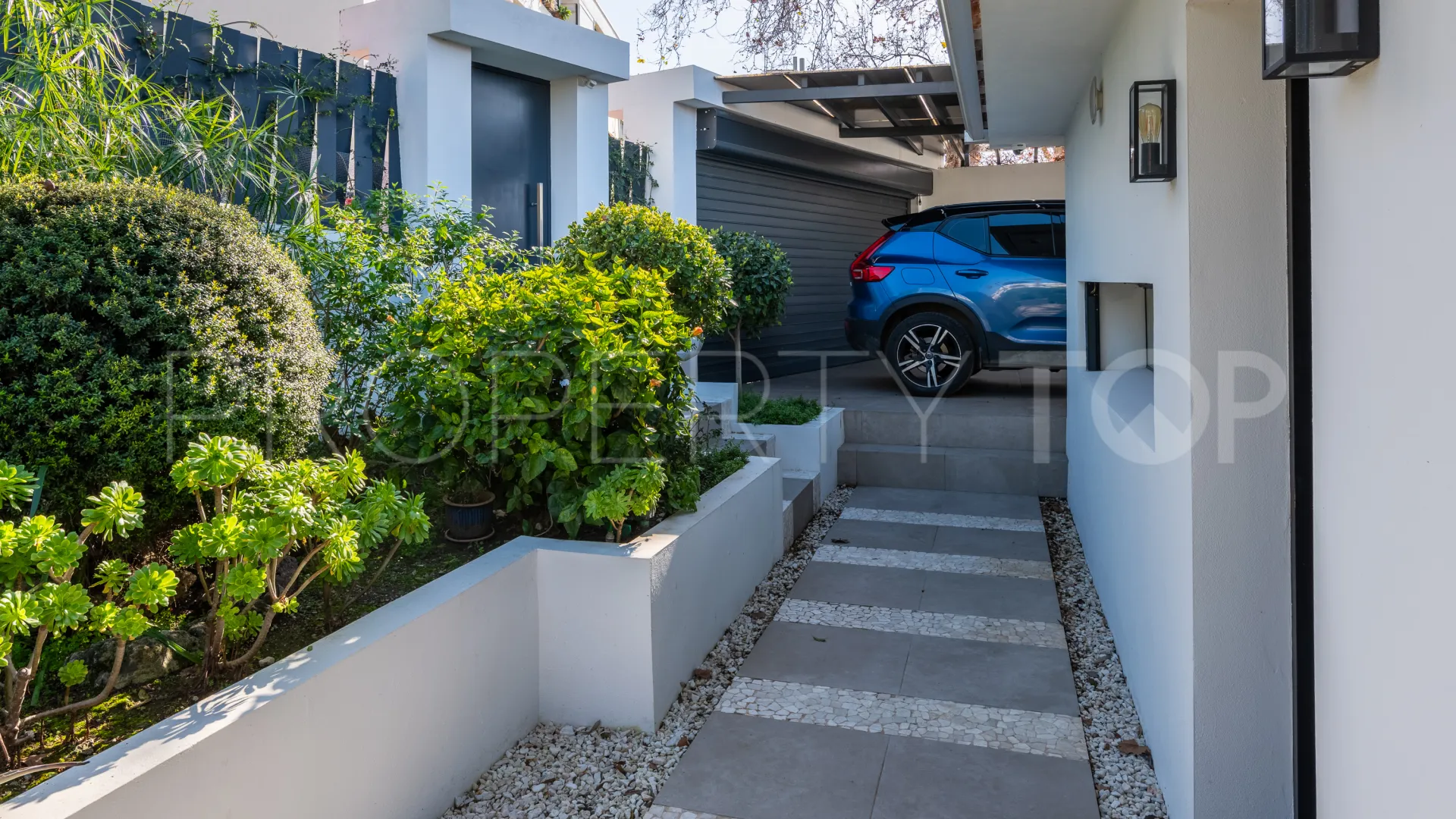 Buy Nueva Andalucia 4 bedrooms villa