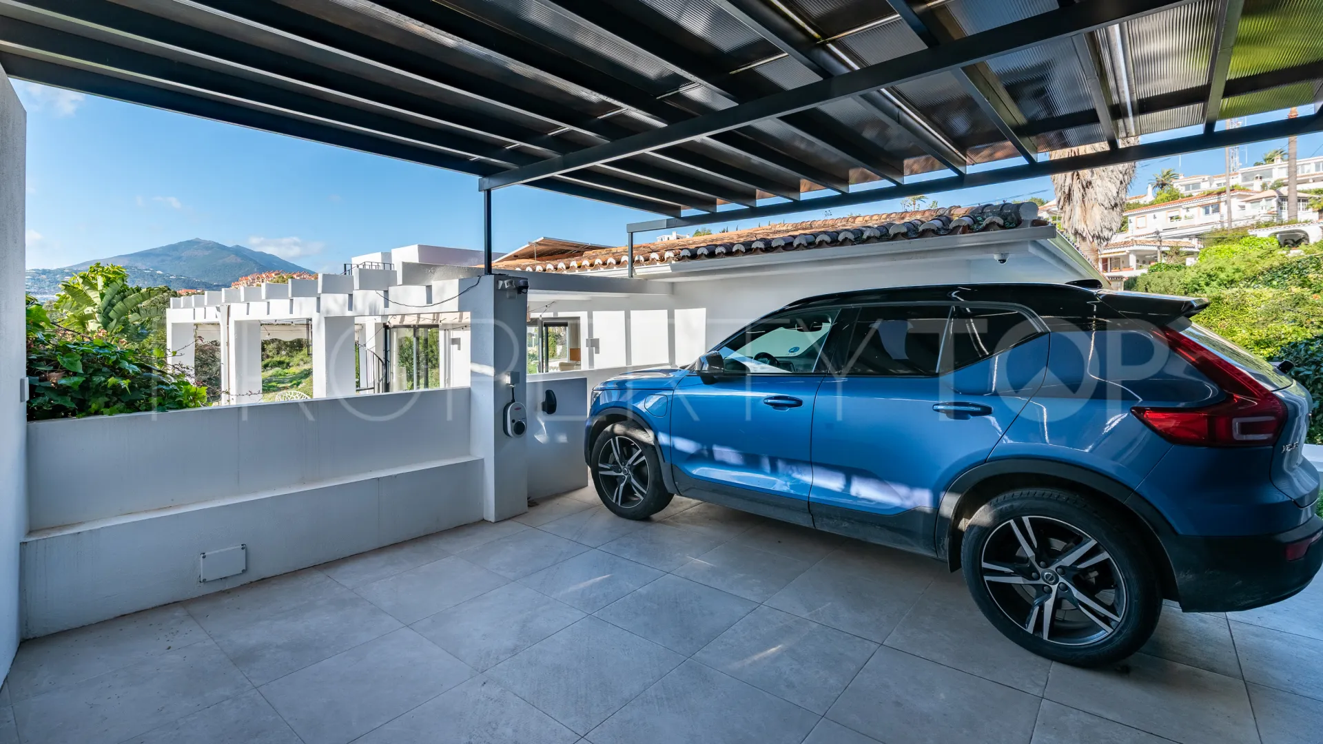 Buy Nueva Andalucia 4 bedrooms villa