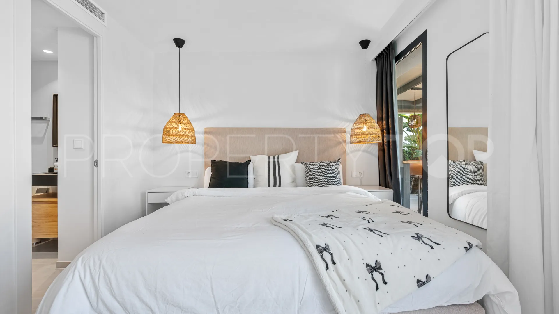 Buy Nueva Andalucia 4 bedrooms villa